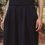 Calça Alfaiataria Pantalona Agave em Viscose FSC™ Preta. Compre online moda sustentável e atemporal na Minimadeia, marca slow fashion de roupas femininas. Foto produto DEZ25 05