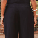 Calça Alfaiataria Pantalona Agave em Viscose FSC™ Preta. Compre online moda sustentável e atemporal na Minimadeia, marca slow fashion de roupas femininas. Foto produto DEZ25 06