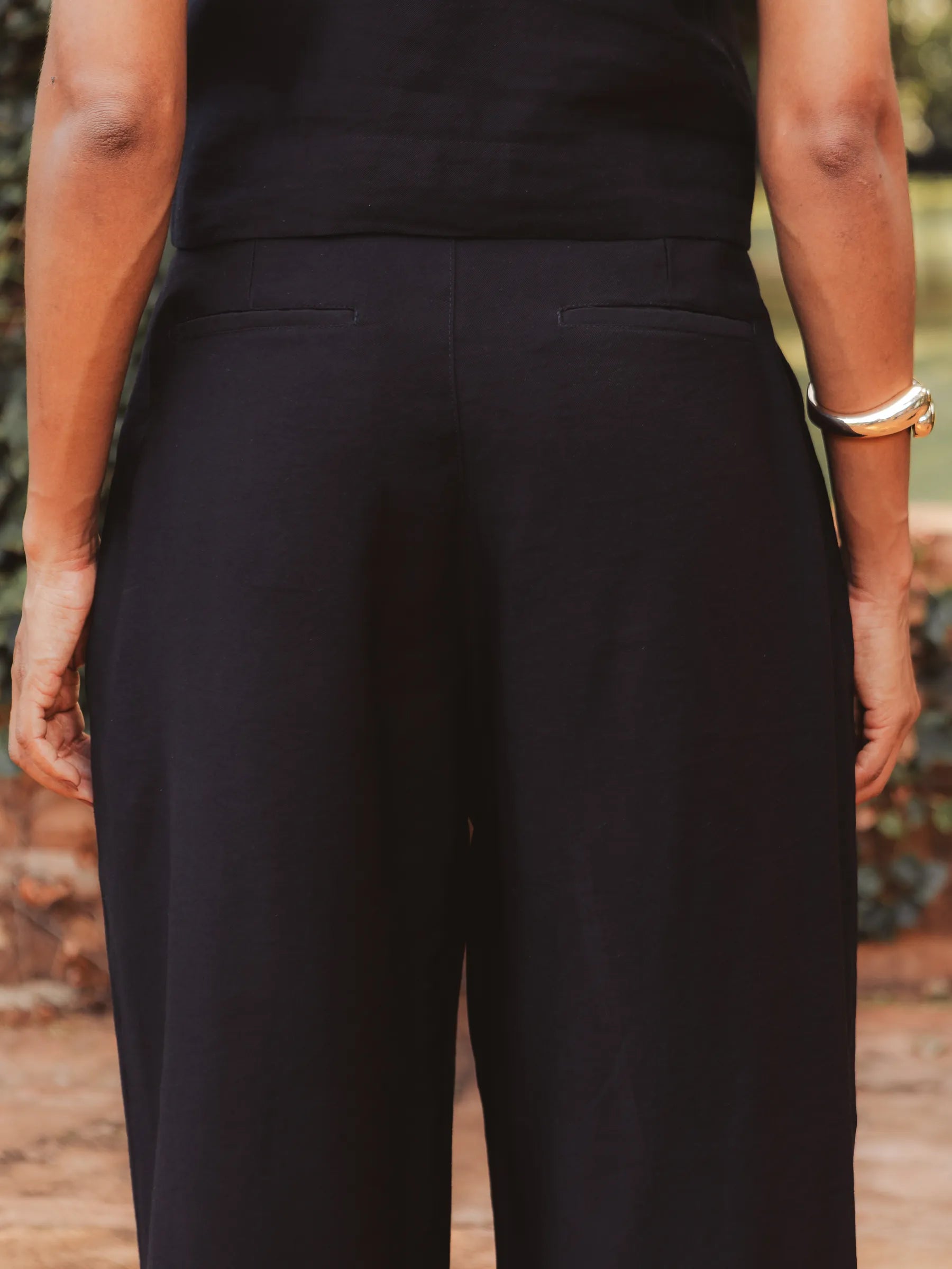 Calça Alfaiataria Pantalona Agave em Viscose FSC™ Preta. Compre online moda sustentável e atemporal na Minimadeia, marca slow fashion de roupas femininas. Foto produto DEZ25 06