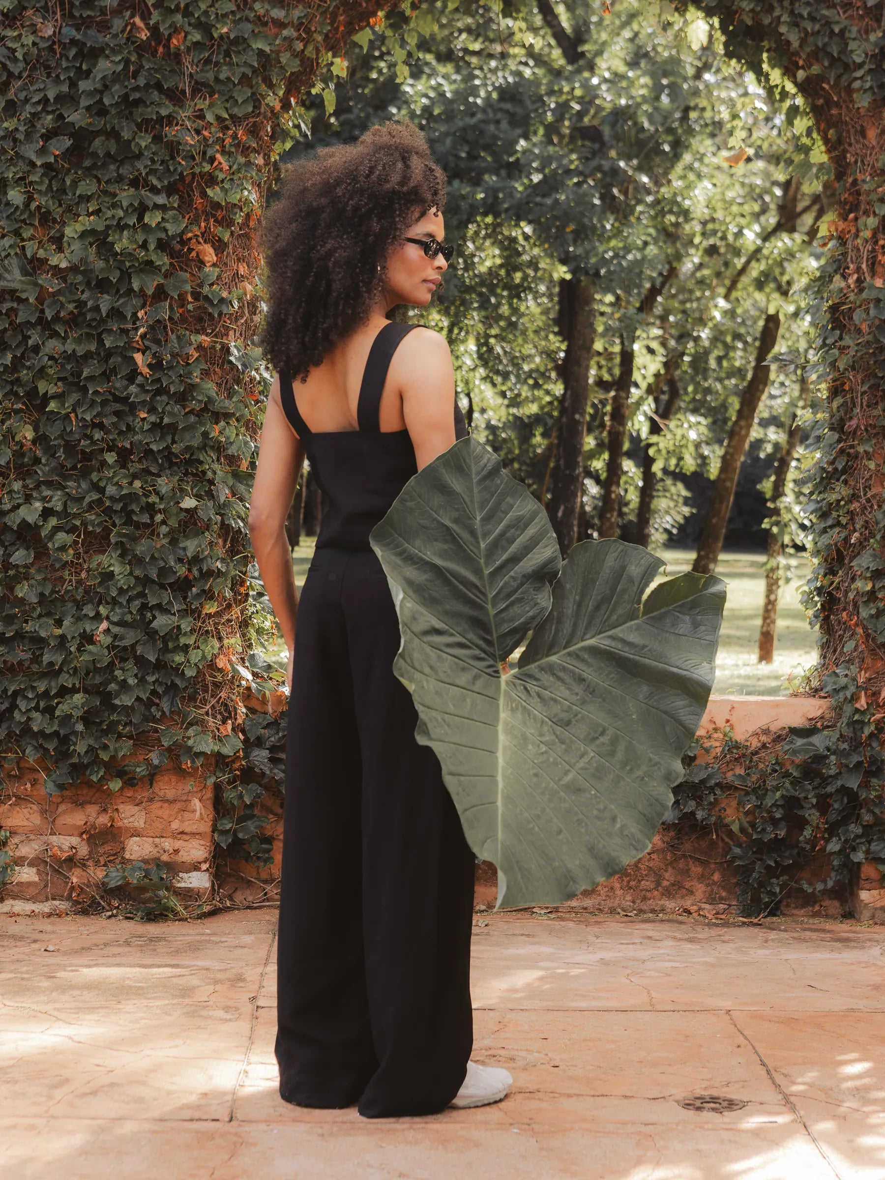 Calça Alfaiataria Pantalona Agave em Viscose FSC™ Preta. Compre online moda sustentável e atemporal na Minimadeia, marca slow fashion de roupas femininas. Foto produto DEZ25 08