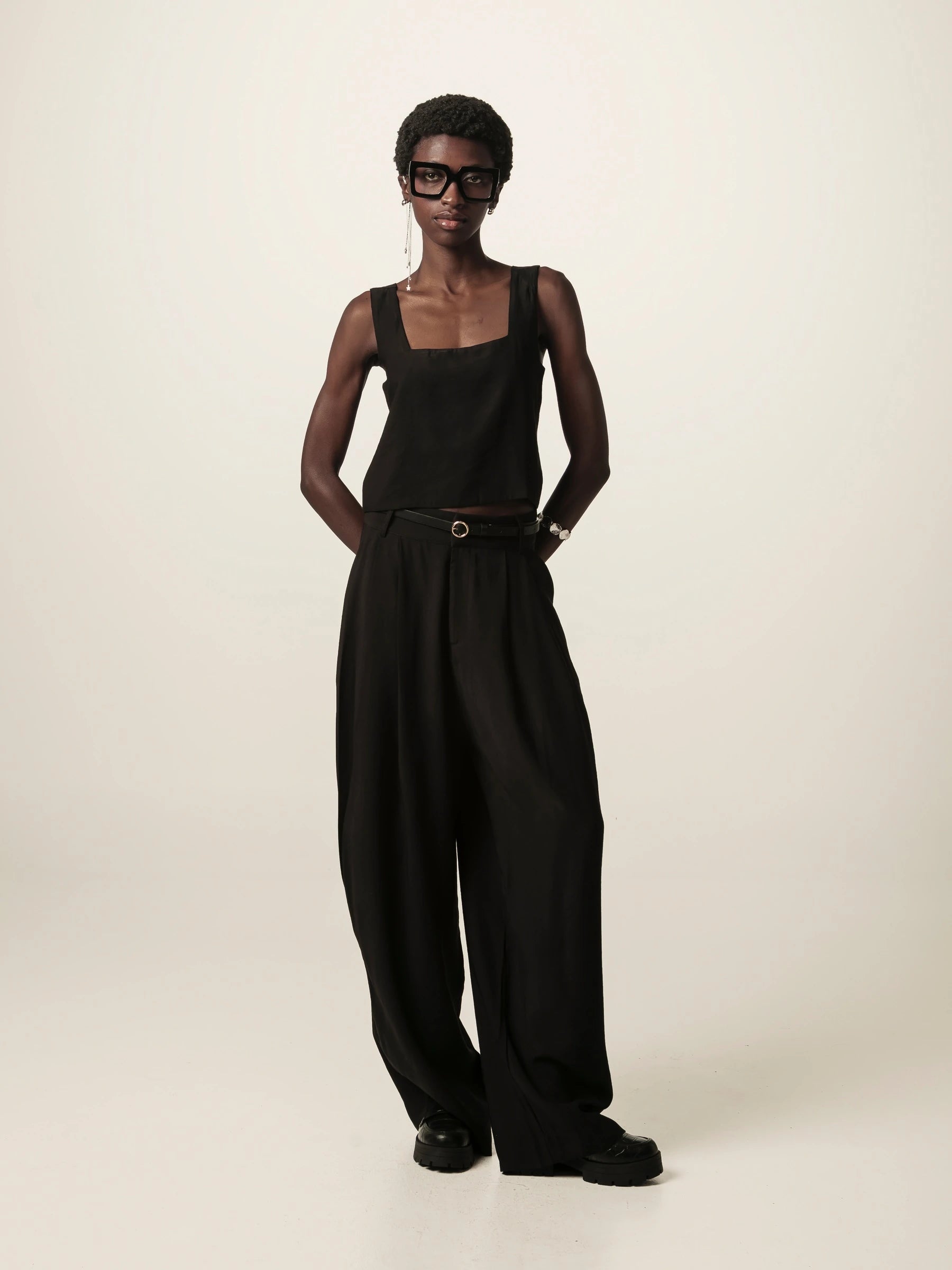 Calça Alfaiataria Pantalona Agave em Viscose FSC™ Preta. Compre online moda sustentável e atemporal na Minimadeia, marca slow fashion de roupas femininas. Foto produto JUN26 04