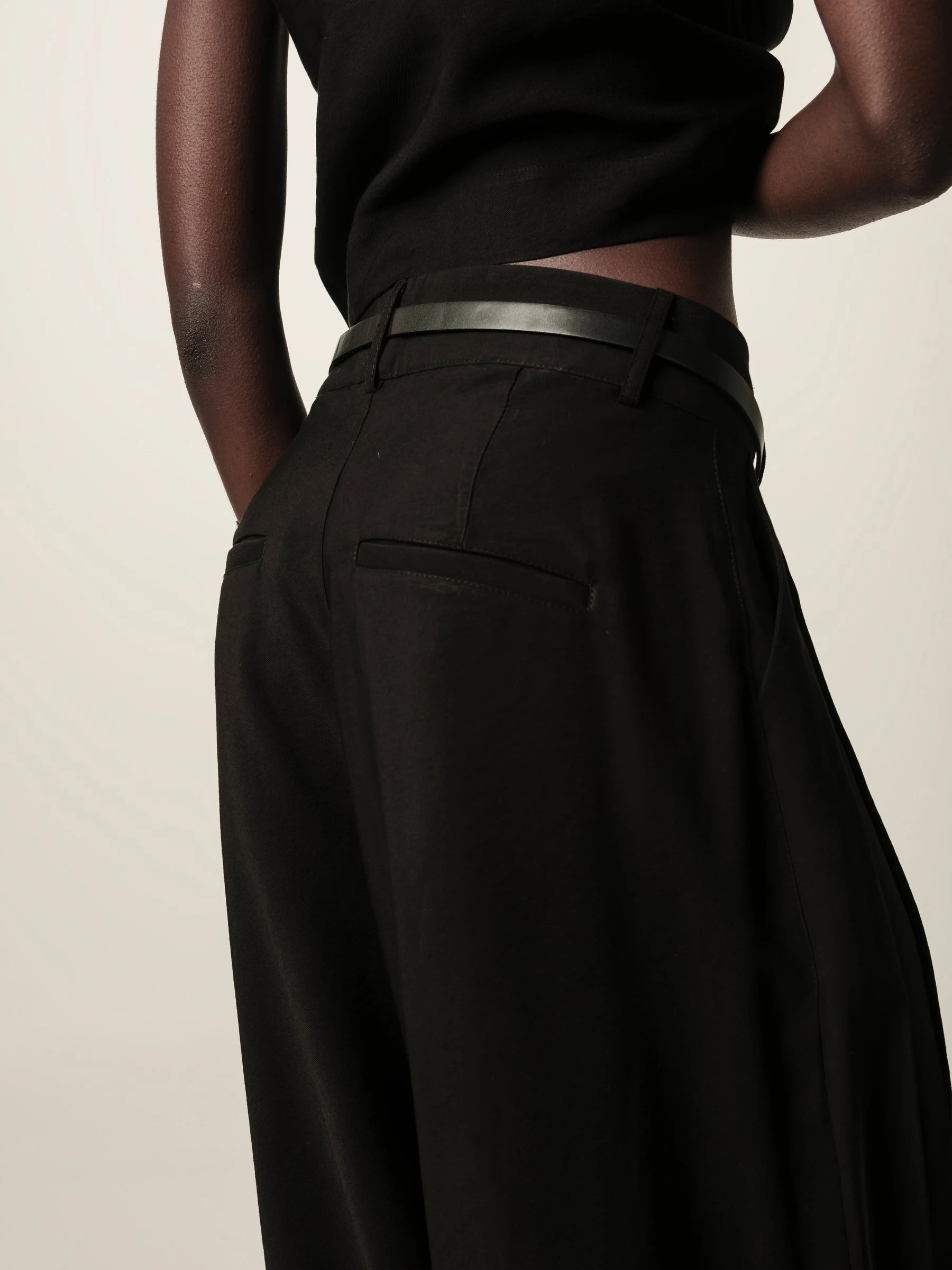 Calça Alfaiataria Pantalona Agave em Viscose FSC™ Preta. Compre online moda sustentável e atemporal na Minimadeia, marca slow fashion de roupas femininas. Foto produto JUN26 10
