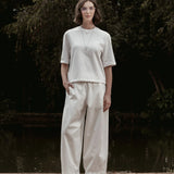 Calça Barrel Jacarandá em Algodão BCI™ Branca Off White. Compre online moda sustentável e atemporal na Minimadeia, marca slow fashion de roupas femininas. Foto produto SET26 01