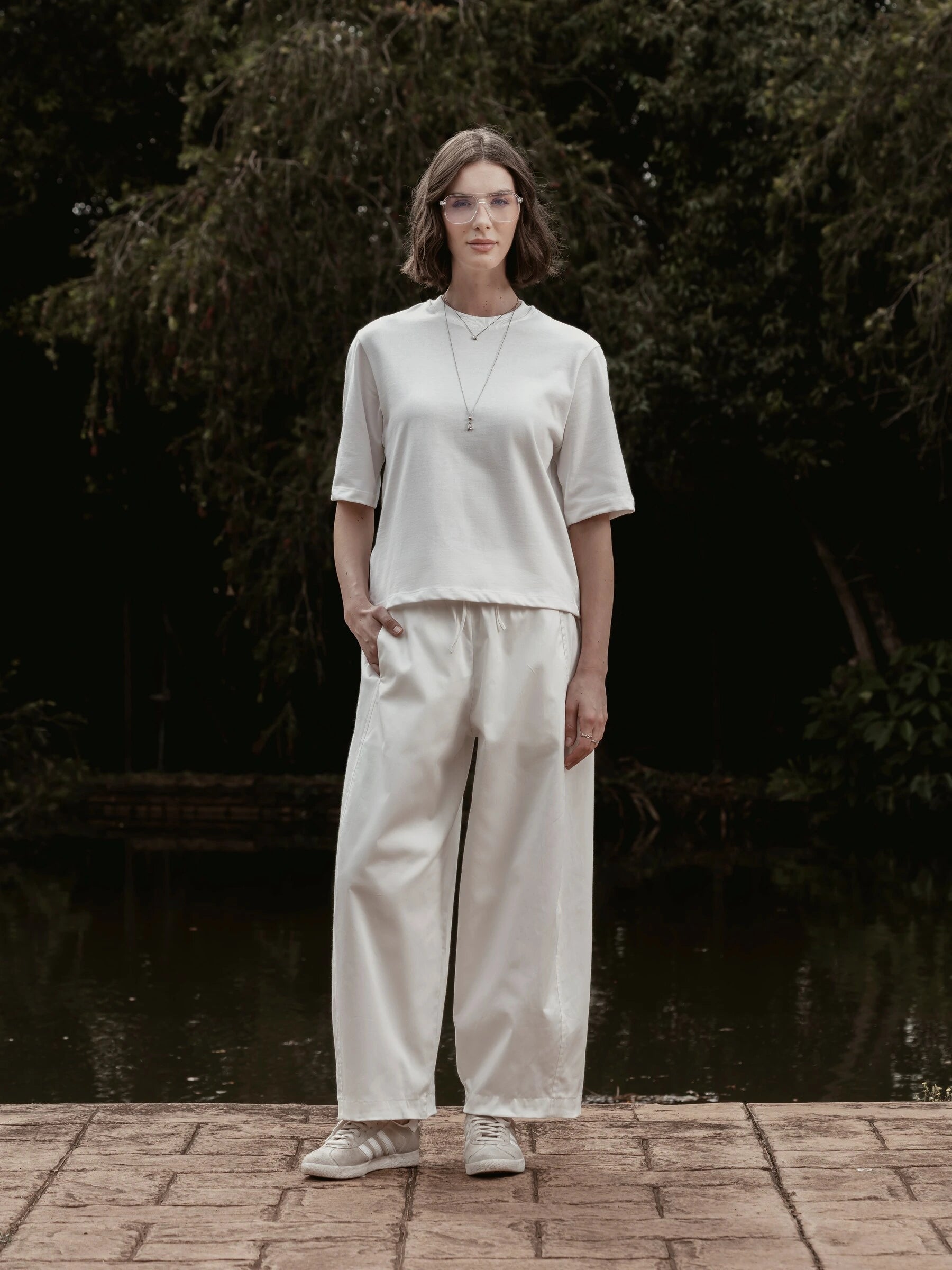 Calça Barrel Jacarandá em Algodão BCI™ Branca Off White. Compre online moda sustentável e atemporal na Minimadeia, marca slow fashion de roupas femininas. Foto produto SET26 01