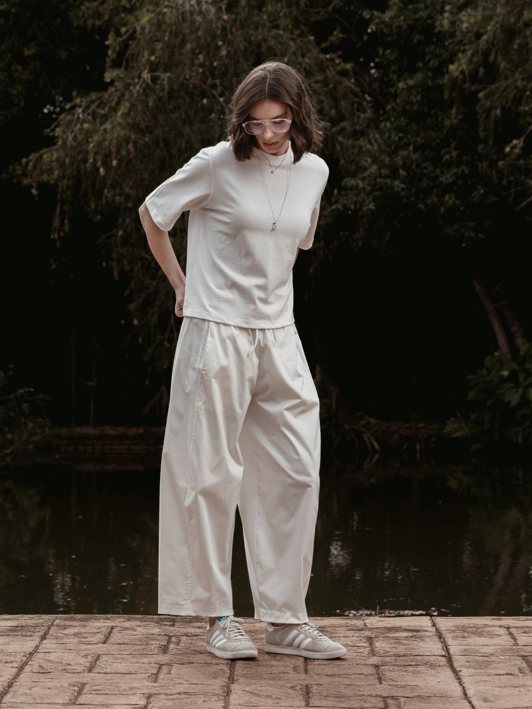 Calça Barrel Jacarandá em Algodão BCI™ Branca Off White. Compre online moda sustentável e atemporal na Minimadeia, marca slow fashion de roupas femininas. Foto produto SET26 02