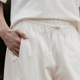 Calça Barrel Jacarandá em Algodão BCI™ Branca Off White. Compre online moda sustentável e atemporal na Minimadeia, marca slow fashion de roupas femininas. Foto produto SET26 03