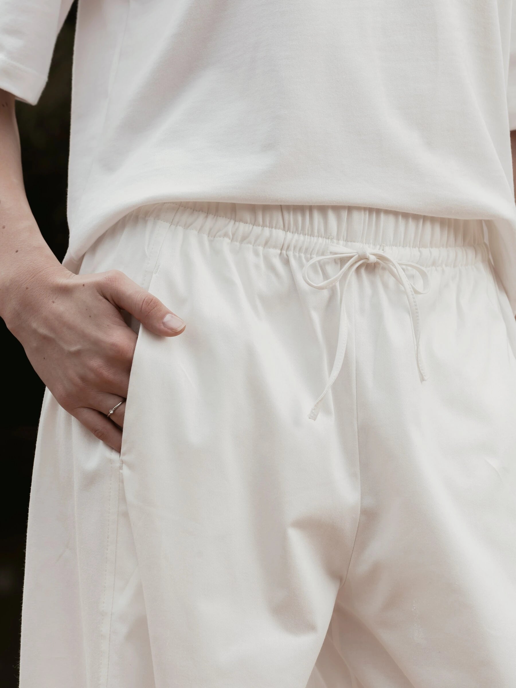 Calça Barrel Jacarandá em Algodão BCI™ Branca Off White. Compre online moda sustentável e atemporal na Minimadeia, marca slow fashion de roupas femininas. Foto produto SET26 03