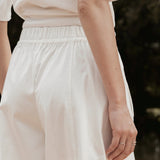 Calça Barrel Jacarandá em Algodão BCI™ Branca Off White. Compre online moda sustentável e atemporal na Minimadeia, marca slow fashion de roupas femininas. Foto produto SET26 04