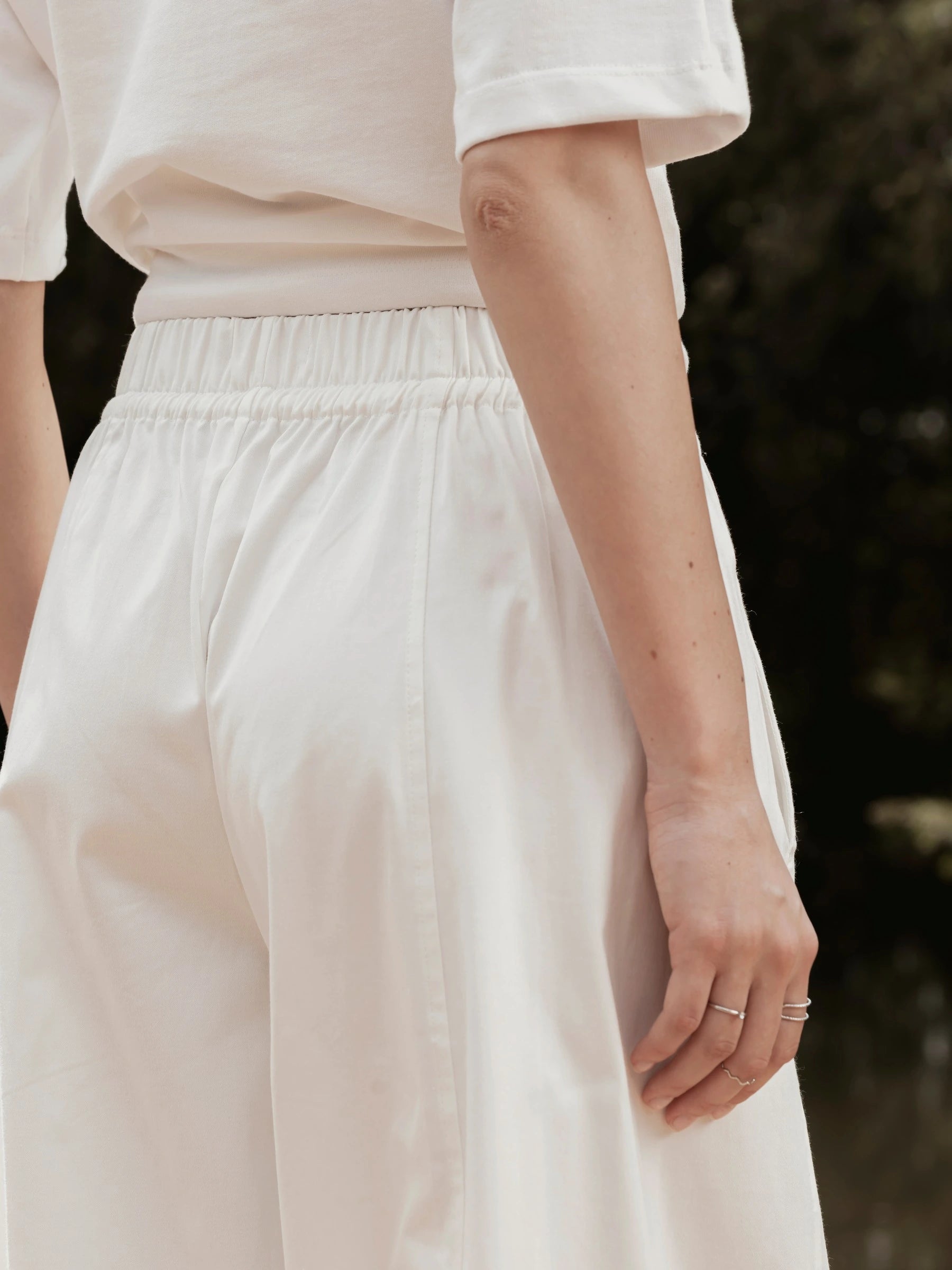 Calça Barrel Jacarandá em Algodão BCI™ Branca Off White. Compre online moda sustentável e atemporal na Minimadeia, marca slow fashion de roupas femininas. Foto produto SET26 04