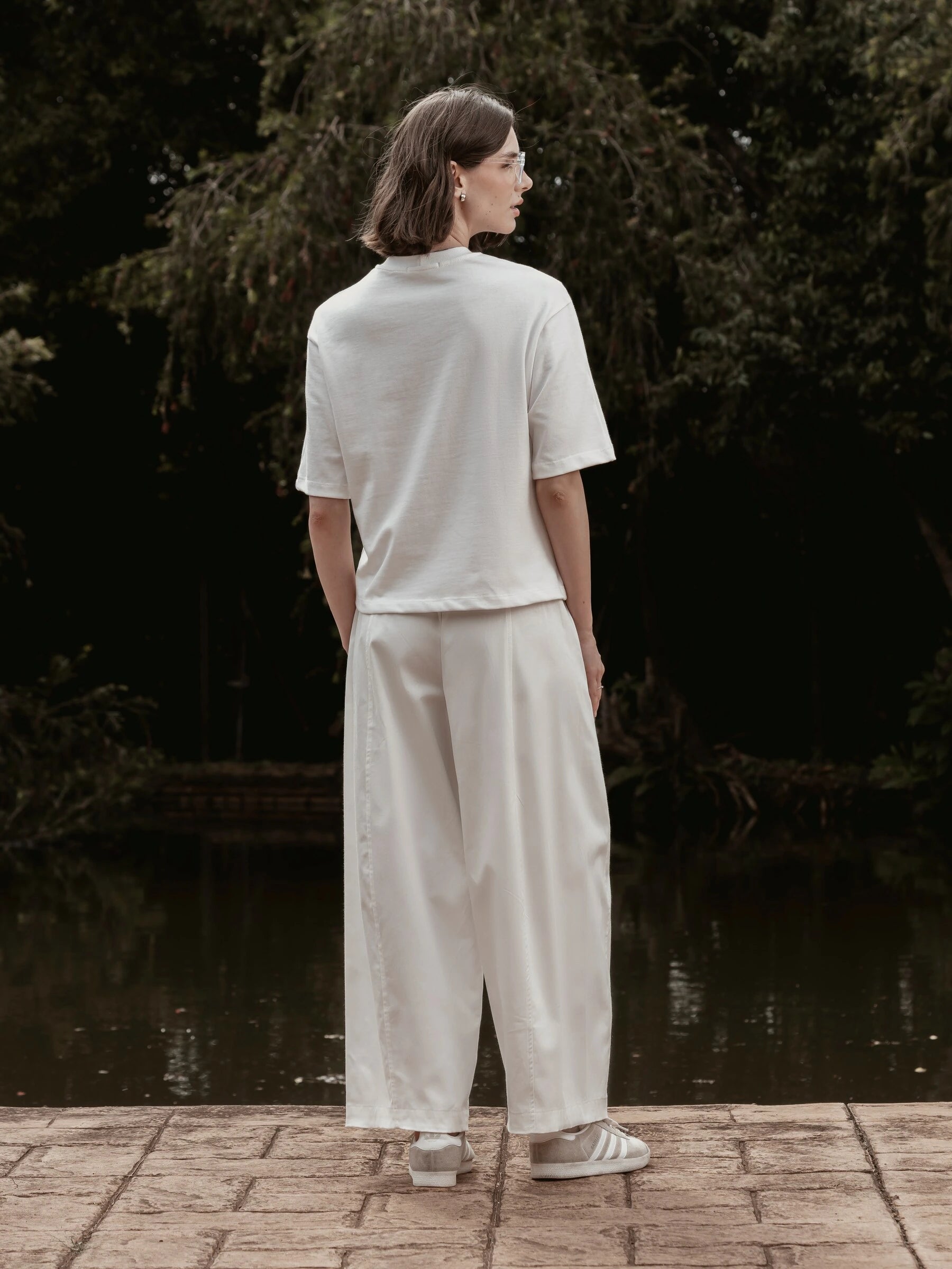 Calça Barrel Jacarandá em Algodão BCI™ Branca Off White. Compre online moda sustentável e atemporal na Minimadeia, marca slow fashion de roupas femininas. Foto produto SET26 05