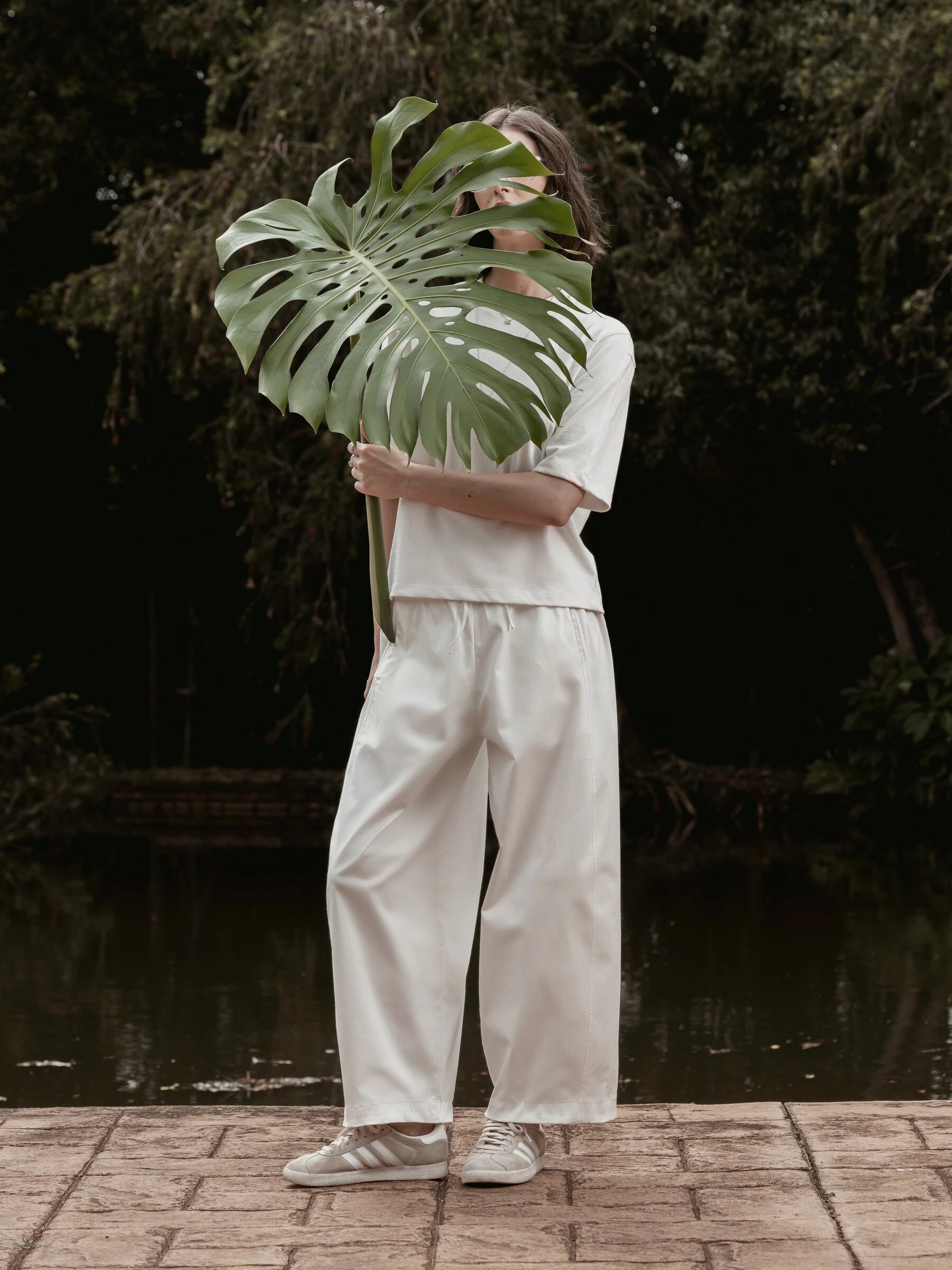 Calça Barrel Jacarandá em Algodão BCI™ Branca Off White. Compre online moda sustentável e atemporal na Minimadeia, marca slow fashion de roupas femininas. Foto produto SET26 06