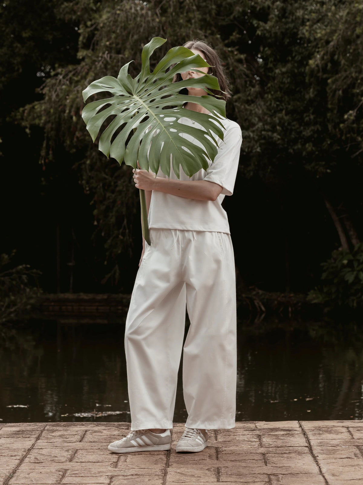 Calça Barrel Jacarandá em Algodão BCI™ Branca Off White. Compre online moda sustentável e atemporal na Minimadeia, marca slow fashion de roupas femininas. Foto produto SET26 06