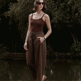 Calça Barrel Jacarandá em Algodão BCI™ Marrom Escuro. Compre online moda sustentável e atemporal na Minimadeia, marca slow fashion de roupas femininas. Foto produto SET26 02