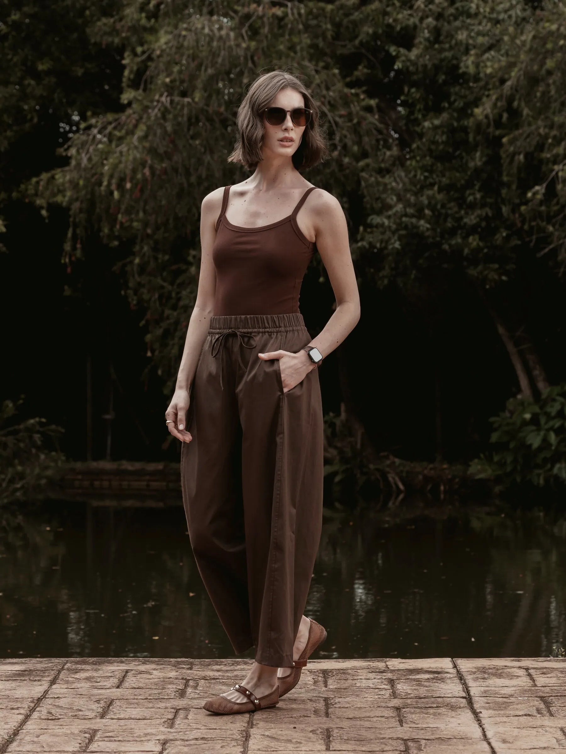 Calça Barrel Jacarandá em Algodão BCI™ Marrom Escuro. Compre online moda sustentável e atemporal na Minimadeia, marca slow fashion de roupas femininas. Foto produto SET26 02