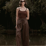 Calça Barrel Jacarandá em Algodão BCI™ Marrom Escuro. Compre online moda sustentável e atemporal na Minimadeia, marca slow fashion de roupas femininas. Foto produto SET26 03