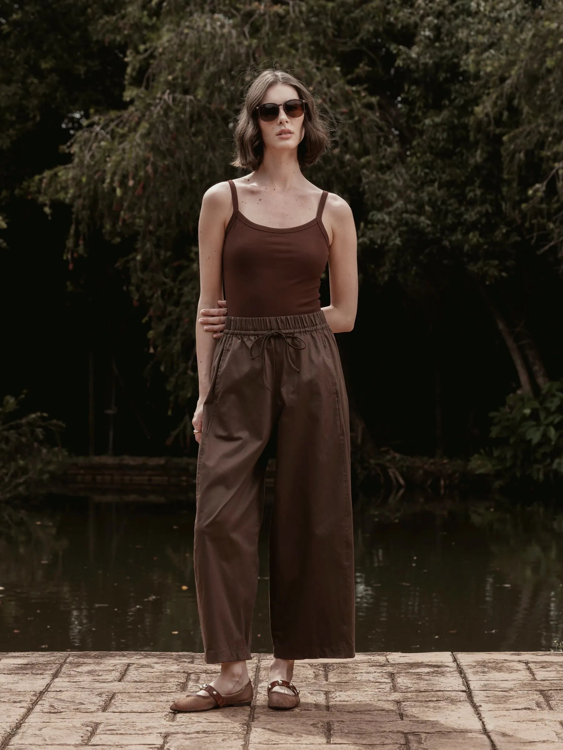 Calça Barrel Jacarandá em Algodão BCI™ Marrom Escuro. Compre online moda sustentável e atemporal na Minimadeia, marca slow fashion de roupas femininas. Foto produto SET26 03