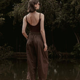 Calça Barrel Jacarandá em Algodão BCI™ Marrom Escuro. Compre online moda sustentável e atemporal na Minimadeia, marca slow fashion de roupas femininas. Foto produto SET26 05