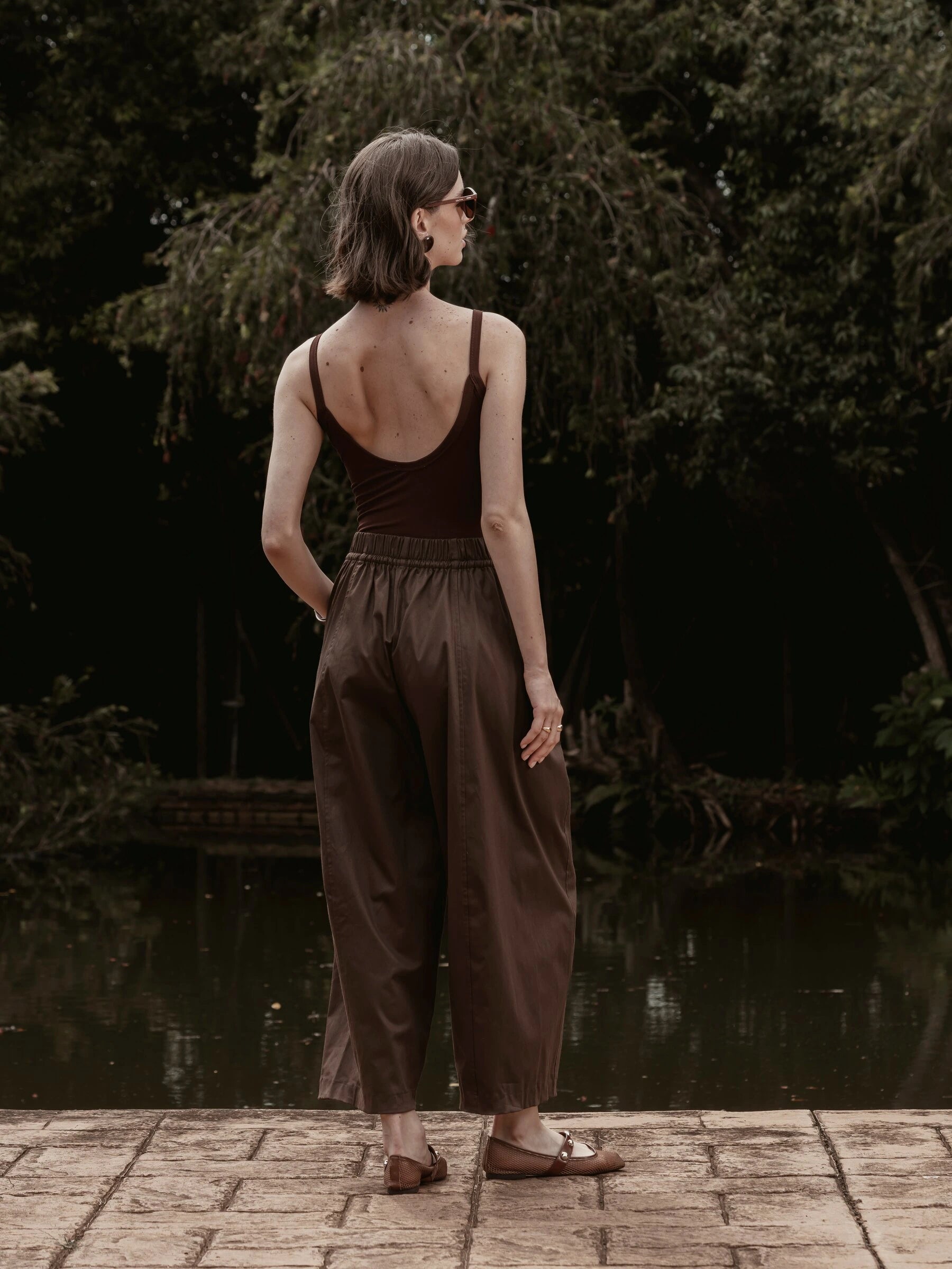 Calça Barrel Jacarandá em Algodão BCI™ Marrom Escuro. Compre online moda sustentável e atemporal na Minimadeia, marca slow fashion de roupas femininas. Foto produto SET26 05