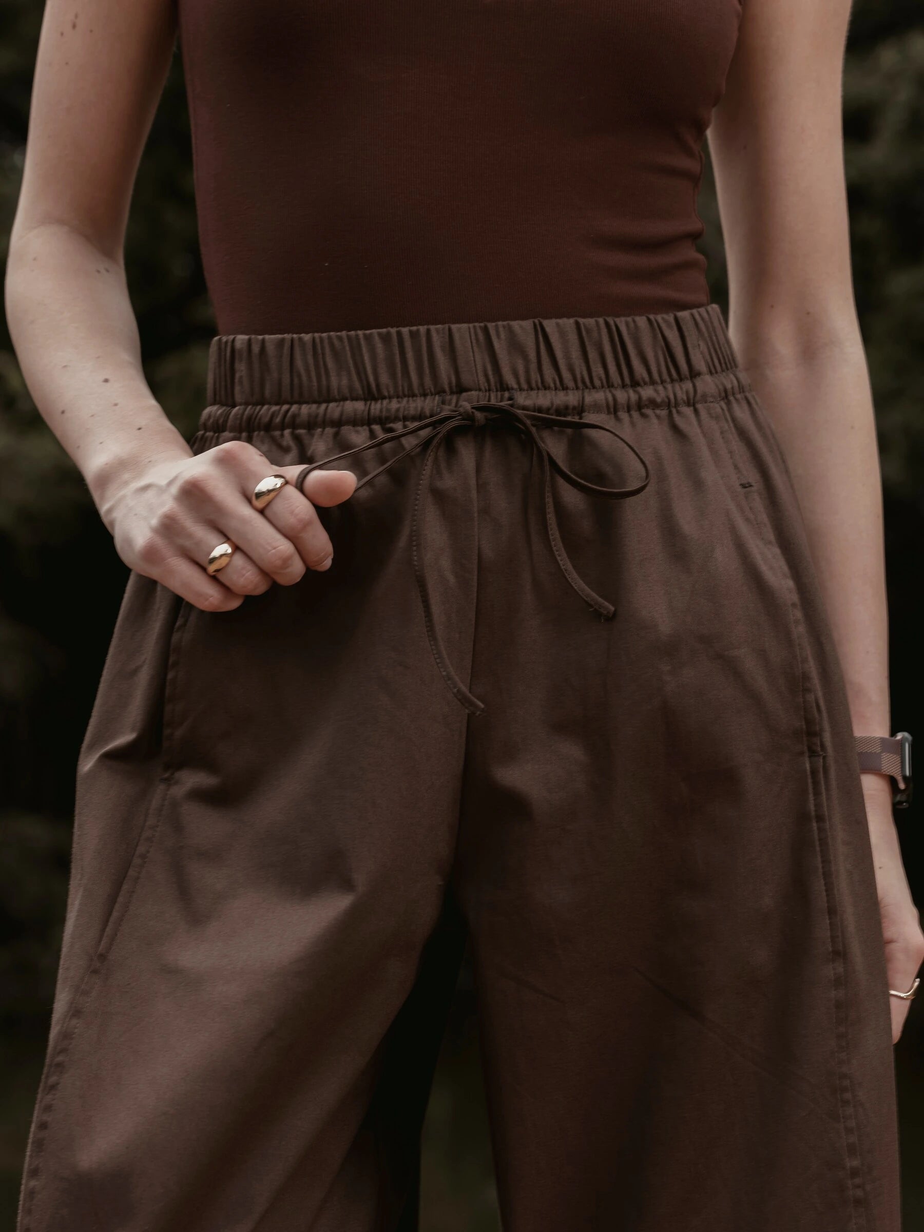 Calça Barrel Jacarandá em Algodão BCI™ Marrom Escuro. Compre online moda sustentável e atemporal na Minimadeia, marca slow fashion de roupas femininas. Foto produto SET26 06