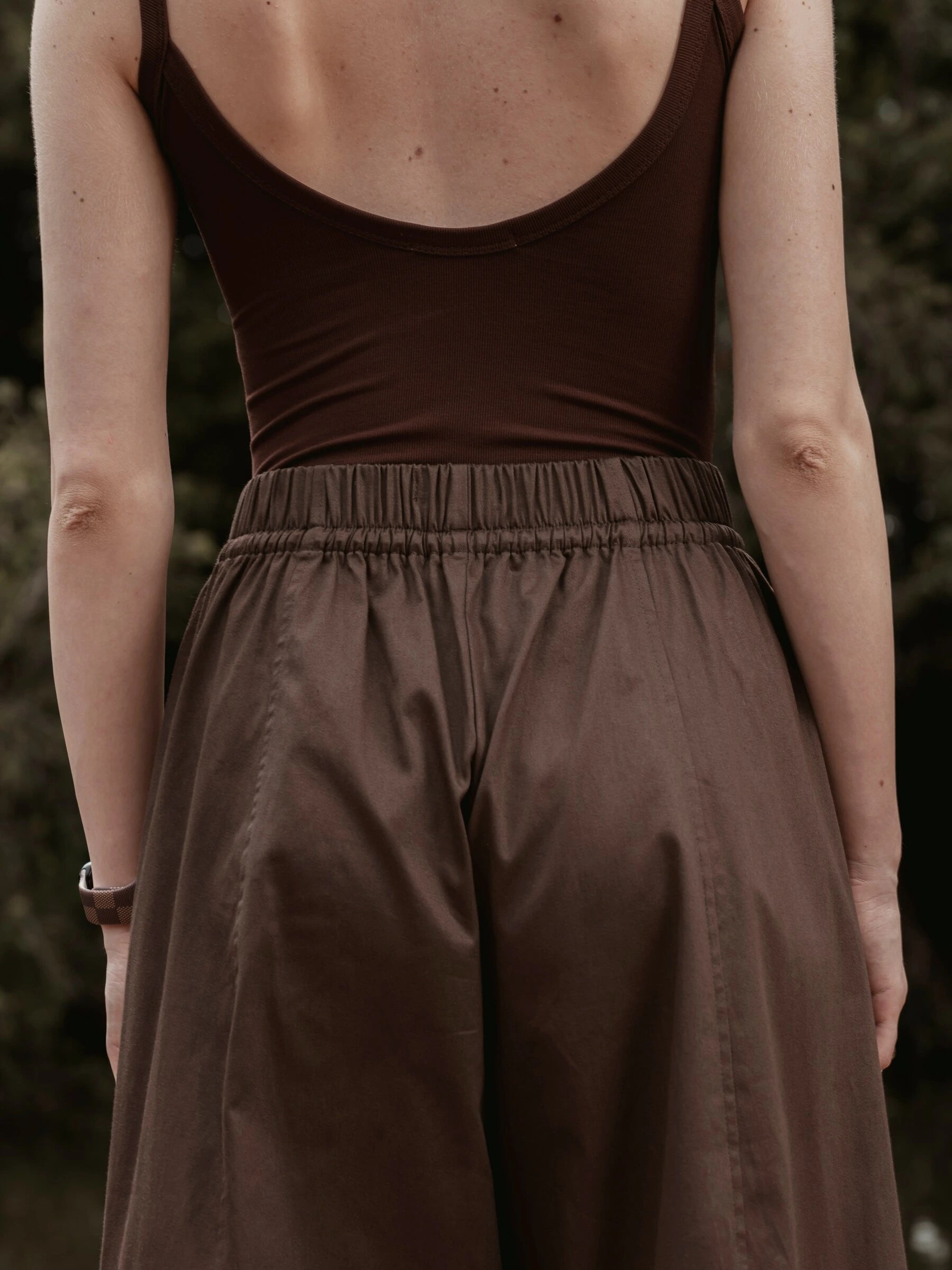 Calça Barrel Jacarandá em Algodão BCI™ Marrom Escuro. Compre online moda sustentável e atemporal na Minimadeia, marca slow fashion de roupas femininas. Foto produto SET26 07