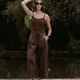 Calça Barrel Jacarandá em Algodão BCI™ Marrom Escuro. Compre online moda sustentável e atemporal na Minimadeia, marca slow fashion de roupas femininas. Foto produto SET26 08