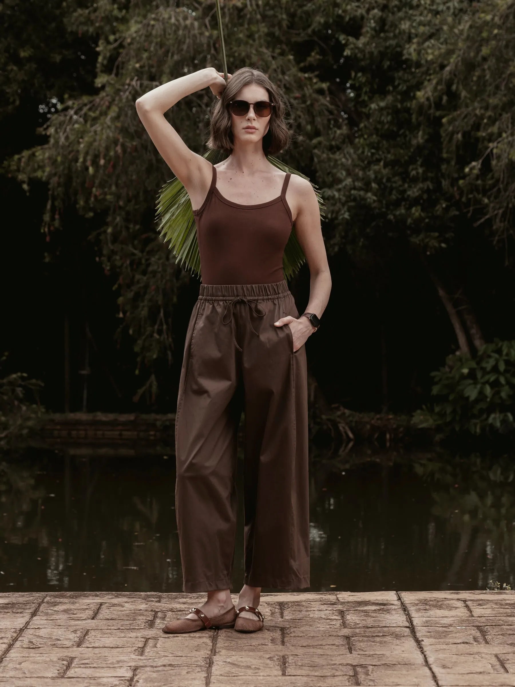 Calça Barrel Jacarandá em Algodão BCI™ Marrom Escuro. Compre online moda sustentável e atemporal na Minimadeia, marca slow fashion de roupas femininas. Foto produto SET26 08