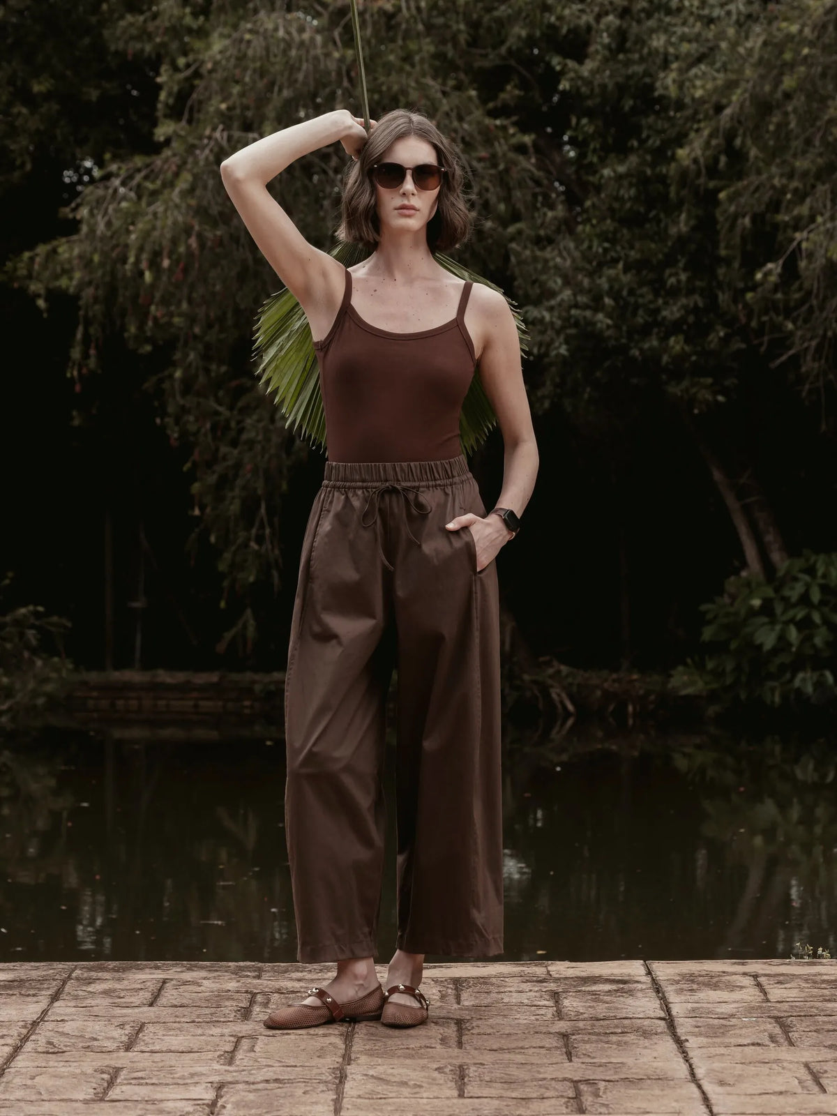 Calça Barrel Jacarandá em Algodão BCI™ Marrom Escuro. Compre online moda sustentável e atemporal na Minimadeia, marca slow fashion de roupas femininas. Foto produto SET26 08