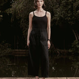 Calça Barrel Jacarandá em Algodão BCI™ Preta. Compre online moda sustentável e atemporal na Minimadeia, marca slow fashion de roupas femininas. Foto produto SET26 01