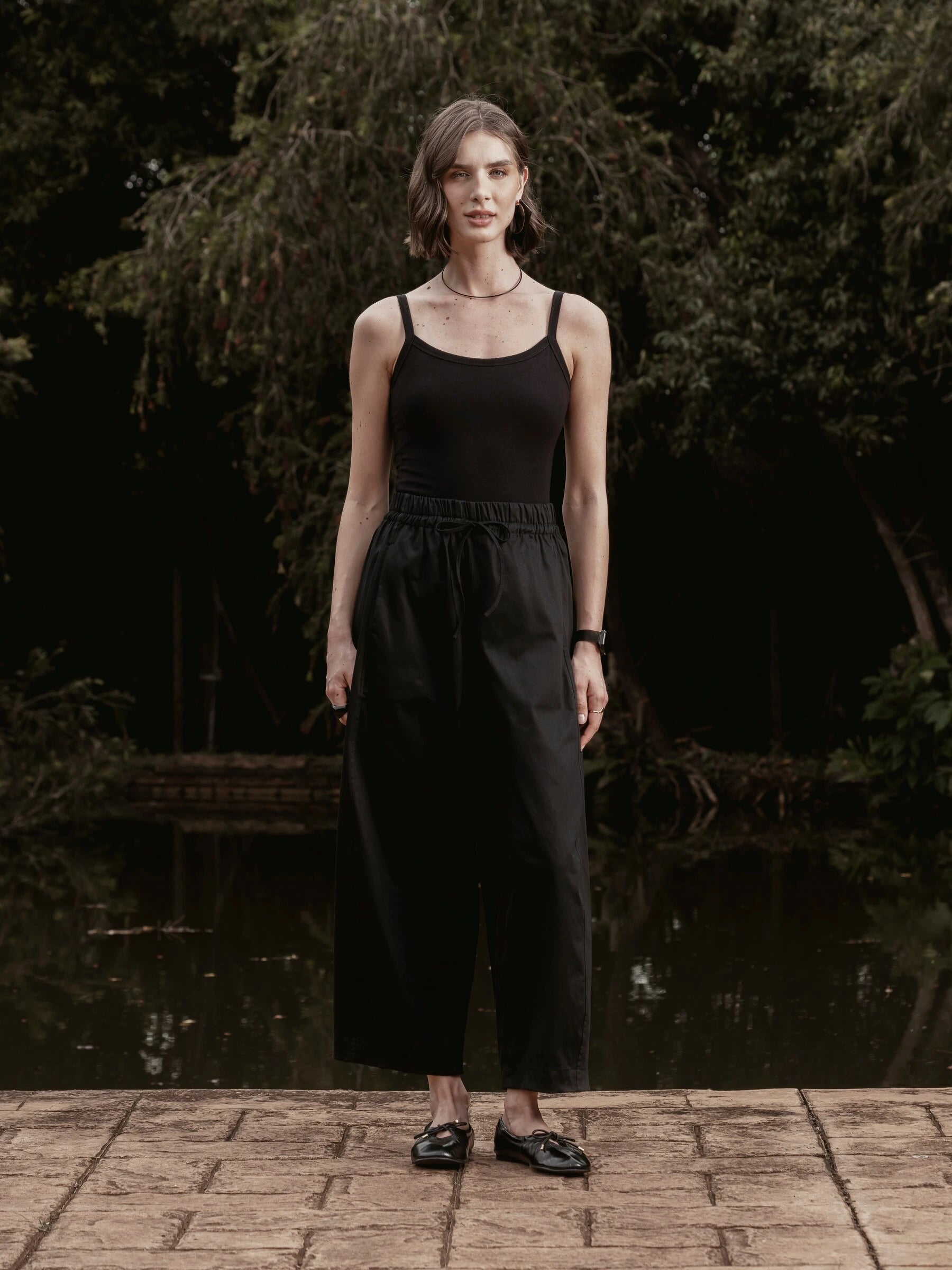 Calça Barrel Jacarandá em Algodão BCI™ Preta. Compre online moda sustentável e atemporal na Minimadeia, marca slow fashion de roupas femininas. Foto produto SET26 01