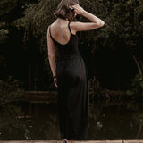 Calça Barrel Jacarandá em Algodão BCI™ Preta. Compre online moda sustentável e atemporal na Minimadeia, marca slow fashion de roupas femininas. Foto produto SET26 02