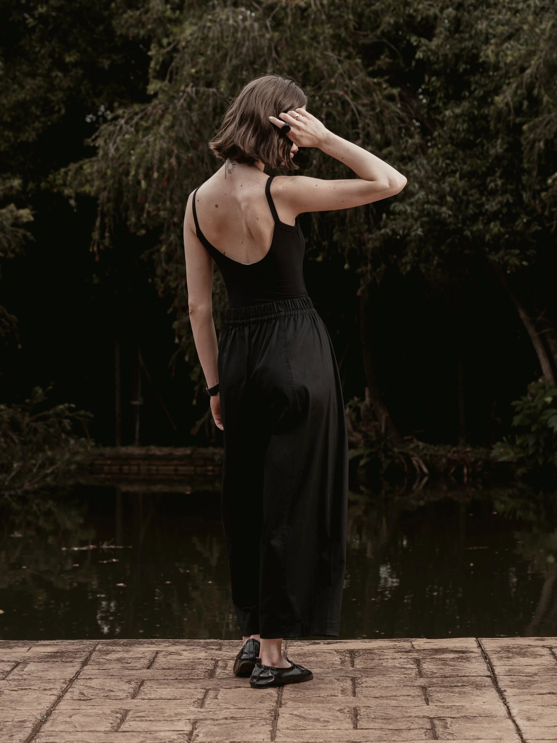 Calça Barrel Jacarandá em Algodão BCI™ Preta. Compre online moda sustentável e atemporal na Minimadeia, marca slow fashion de roupas femininas. Foto produto SET26 02