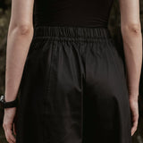 Calça Barrel Jacarandá em Algodão BCI™ Preta. Compre online moda sustentável e atemporal na Minimadeia, marca slow fashion de roupas femininas. Foto produto SET26 05