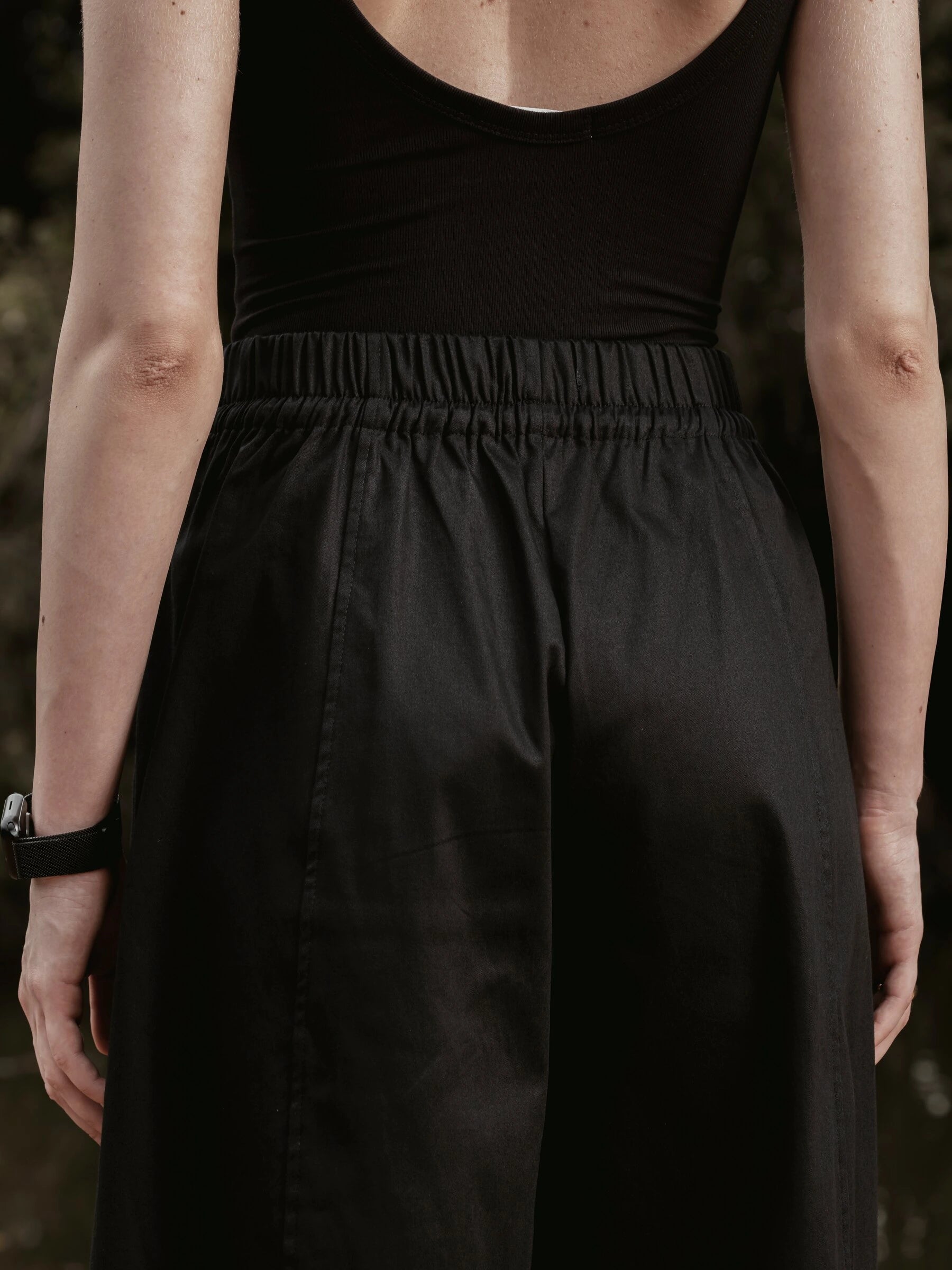 Calça Barrel Jacarandá em Algodão BCI™ Preta. Compre online moda sustentável e atemporal na Minimadeia, marca slow fashion de roupas femininas. Foto produto SET26 05
