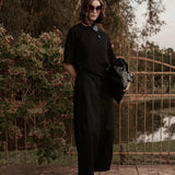 Calça Barrel Jacarandá em Algodão BCI™ Preta. Compre online moda sustentável e atemporal na Minimadeia, marca slow fashion de roupas femininas. Foto produto SET26 07