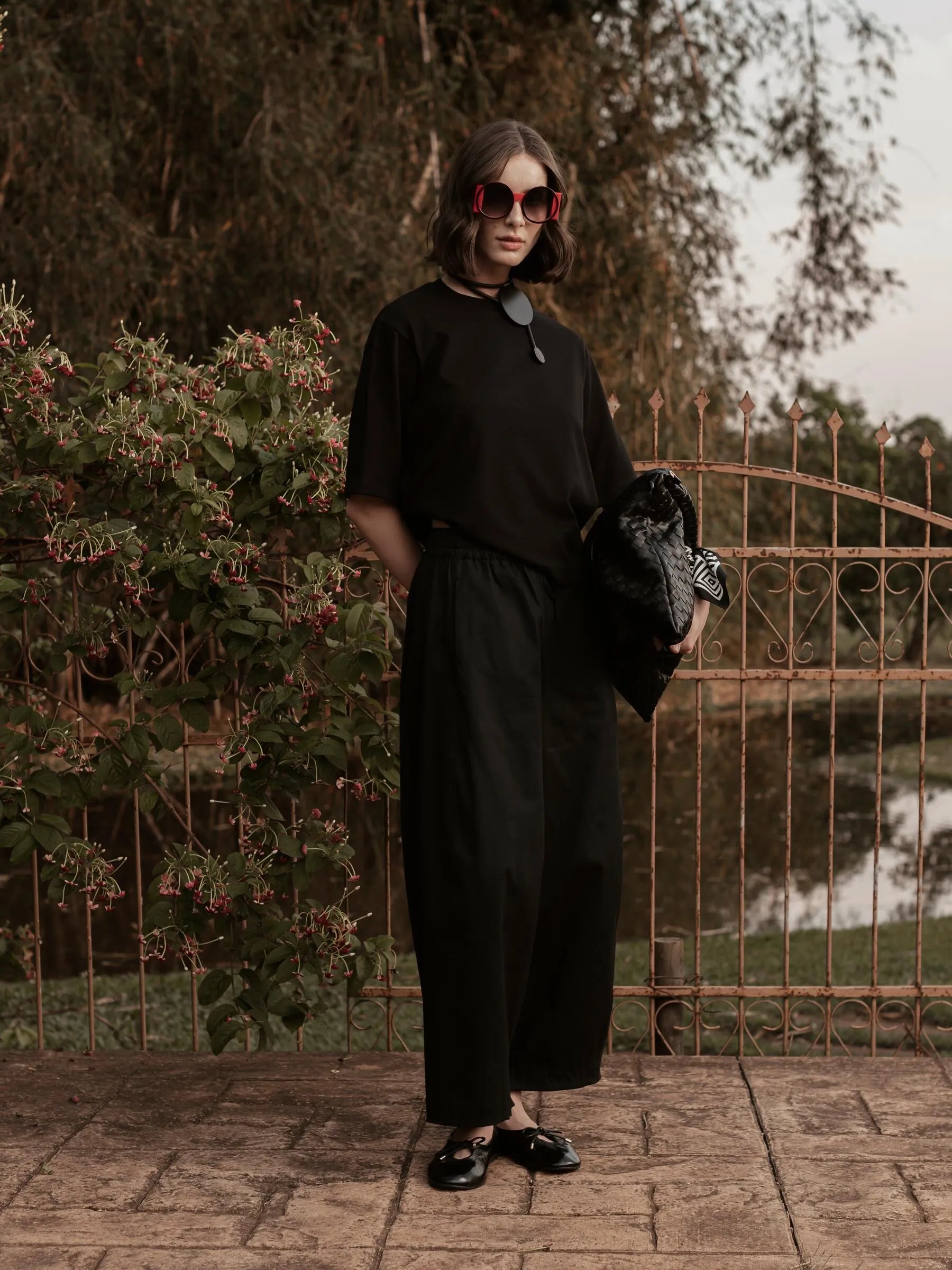 Calça Barrel Jacarandá em Algodão BCI™ Preta. Compre online moda sustentável e atemporal na Minimadeia, marca slow fashion de roupas femininas. Foto produto SET26 07