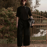 Calça Barrel Jacarandá em Algodão BCI™ Preta. Compre online moda sustentável e atemporal na Minimadeia, marca slow fashion de roupas femininas. Foto produto SET26 08