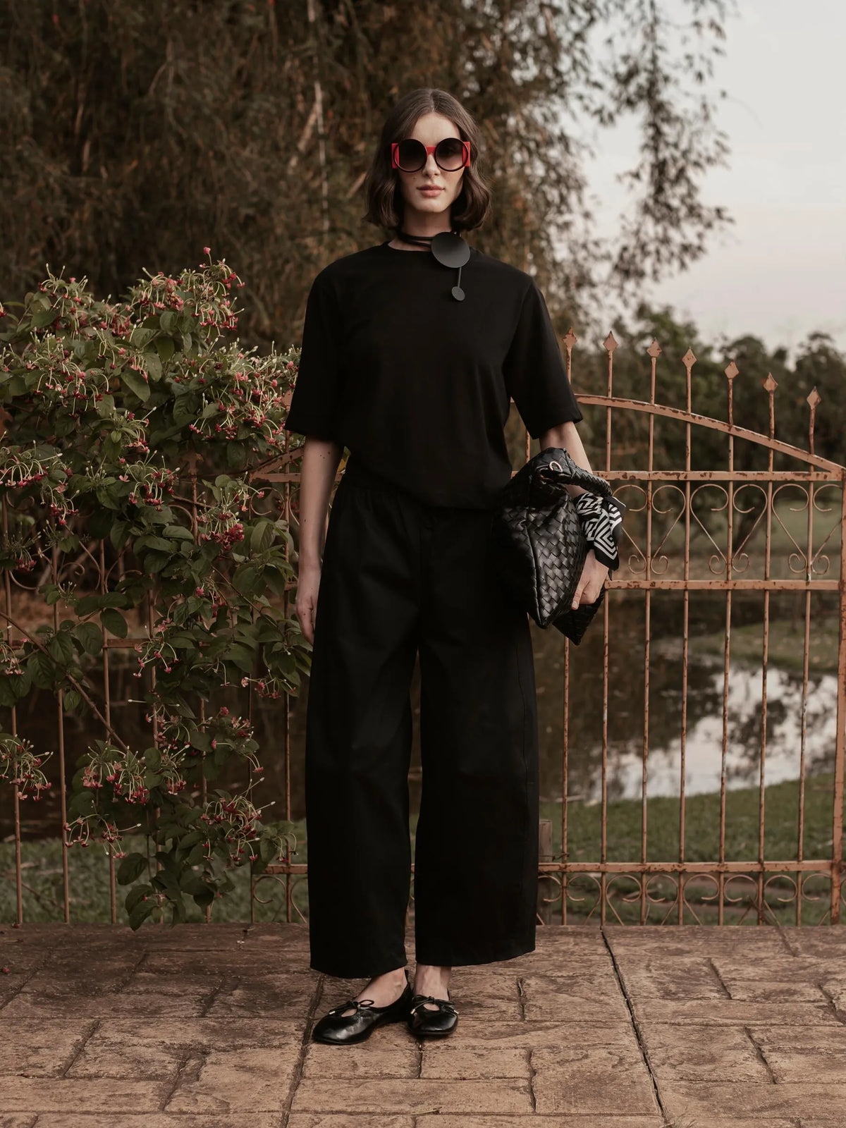Calça Barrel Jacarandá em Algodão BCI™ Preta. Compre online moda sustentável e atemporal na Minimadeia, marca slow fashion de roupas femininas. Foto produto SET26 08