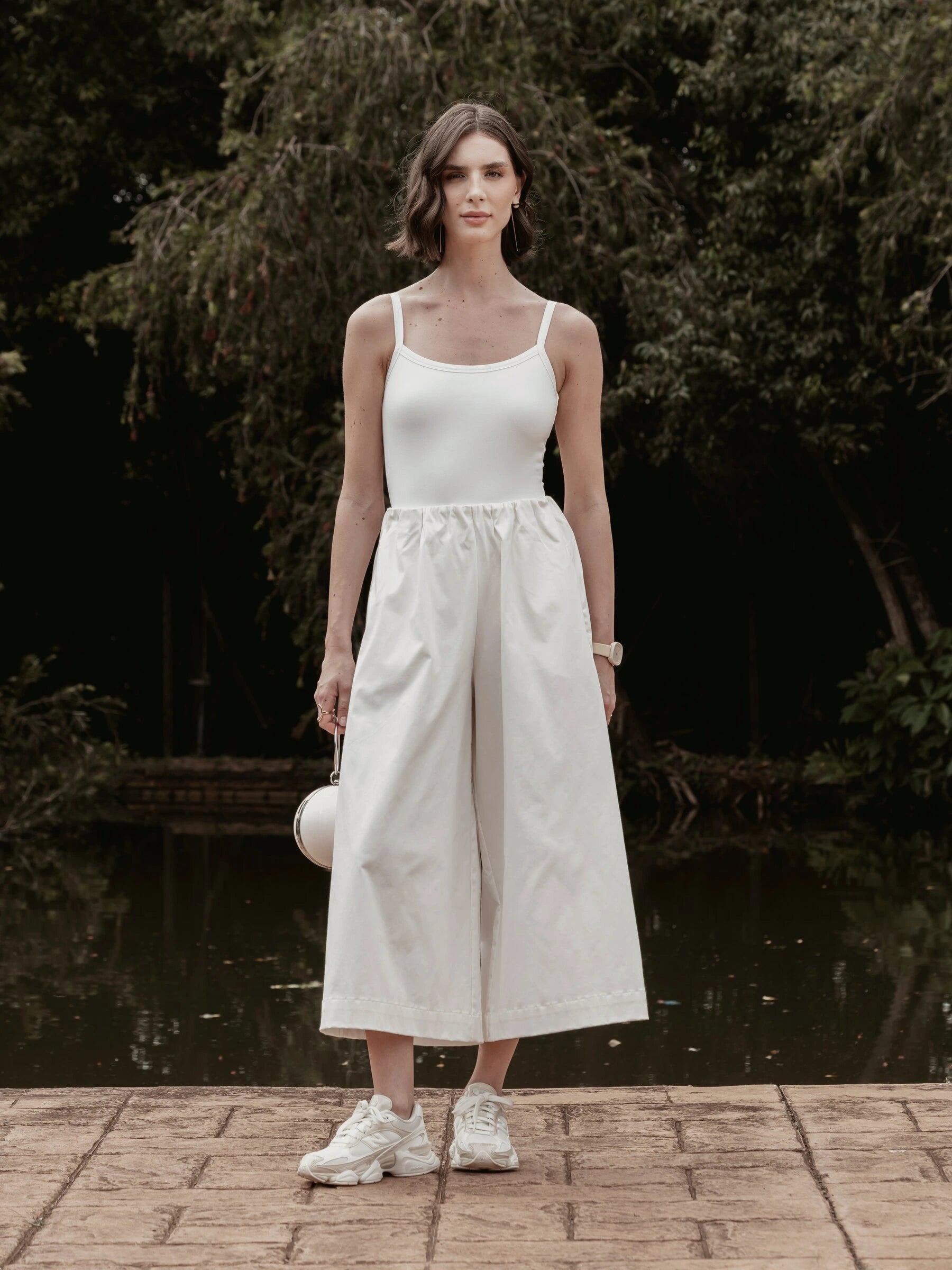 Calça Pantacourt Ipê em Algodão BCI™ Branca Off White. Compre online moda sustentável e atemporal na Minimadeia, marca slow fashion de roupas femininas. Foto produto SET26 01