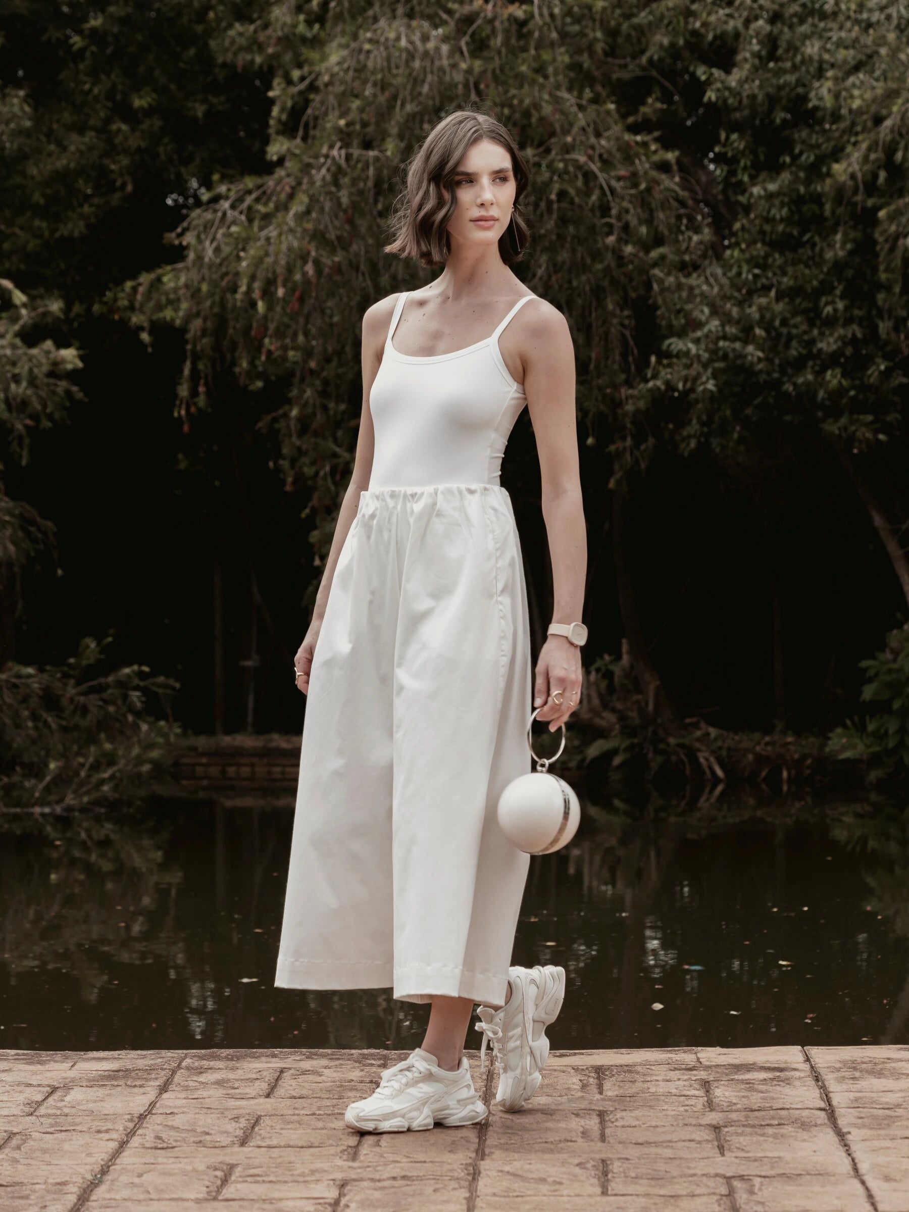 Calça Pantacourt Ipê em Algodão BCI™ Branca Off White. Compre online moda sustentável e atemporal na Minimadeia, marca slow fashion de roupas femininas. Foto produto SET26 02
