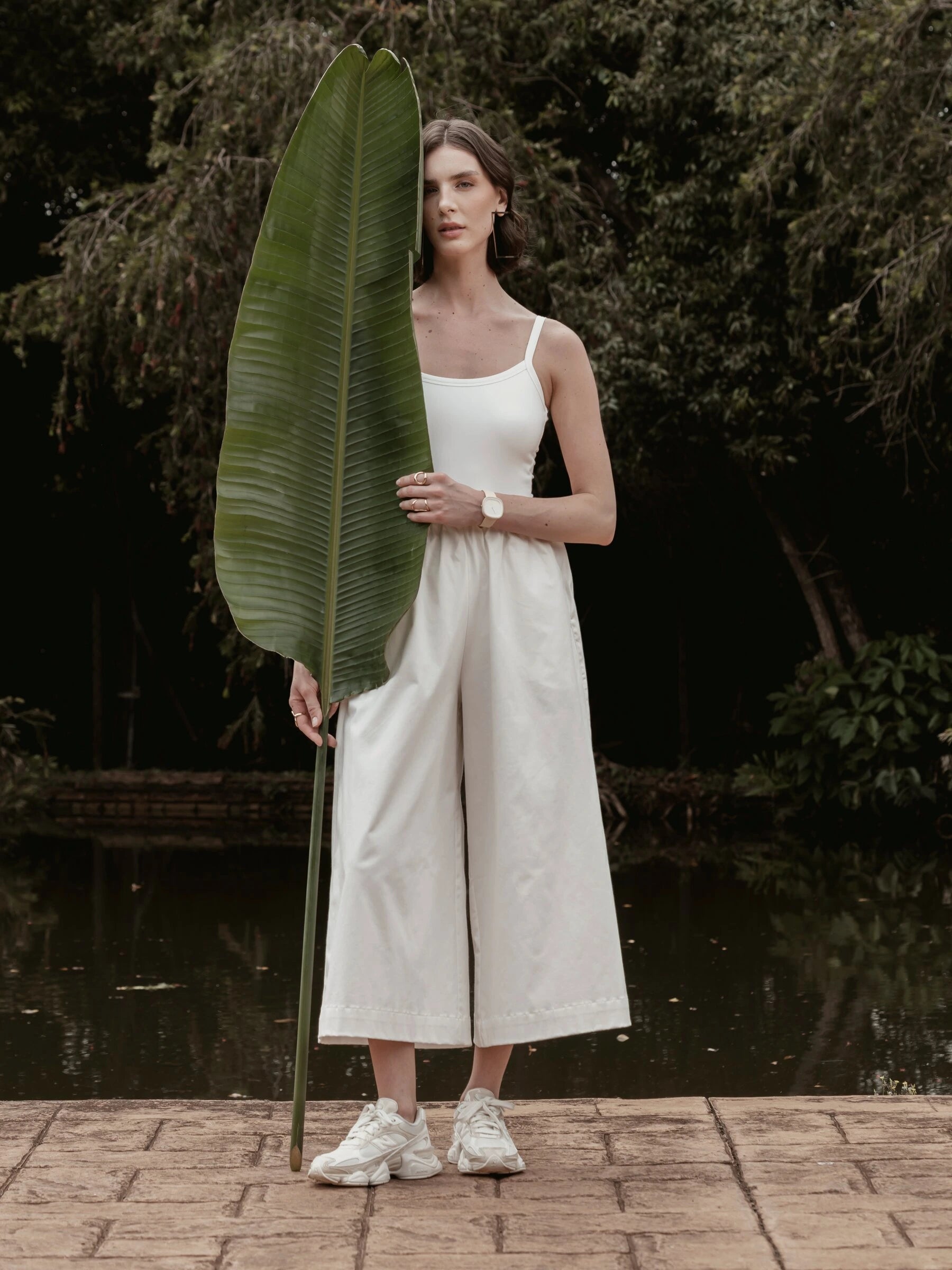 Calça Pantacourt Ipê em Algodão BCI™ Branca Off White. Compre online moda sustentável e atemporal na Minimadeia, marca slow fashion de roupas femininas. Foto produto SET26 07