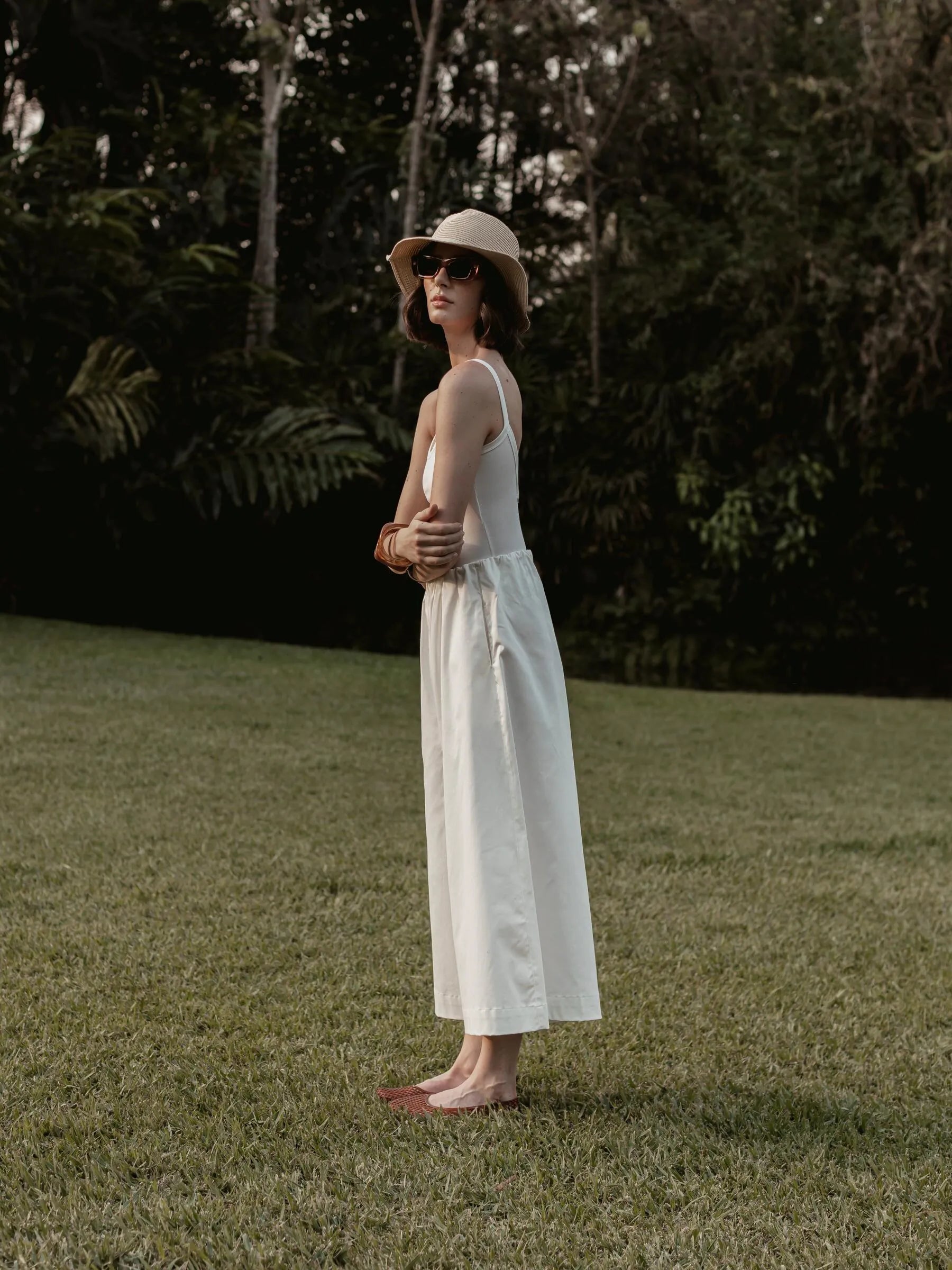 Calça Pantacourt Ipê em Algodão BCI™ Branca Off White. Compre online moda sustentável e atemporal na Minimadeia, marca slow fashion de roupas femininas. Foto produto SET26 14