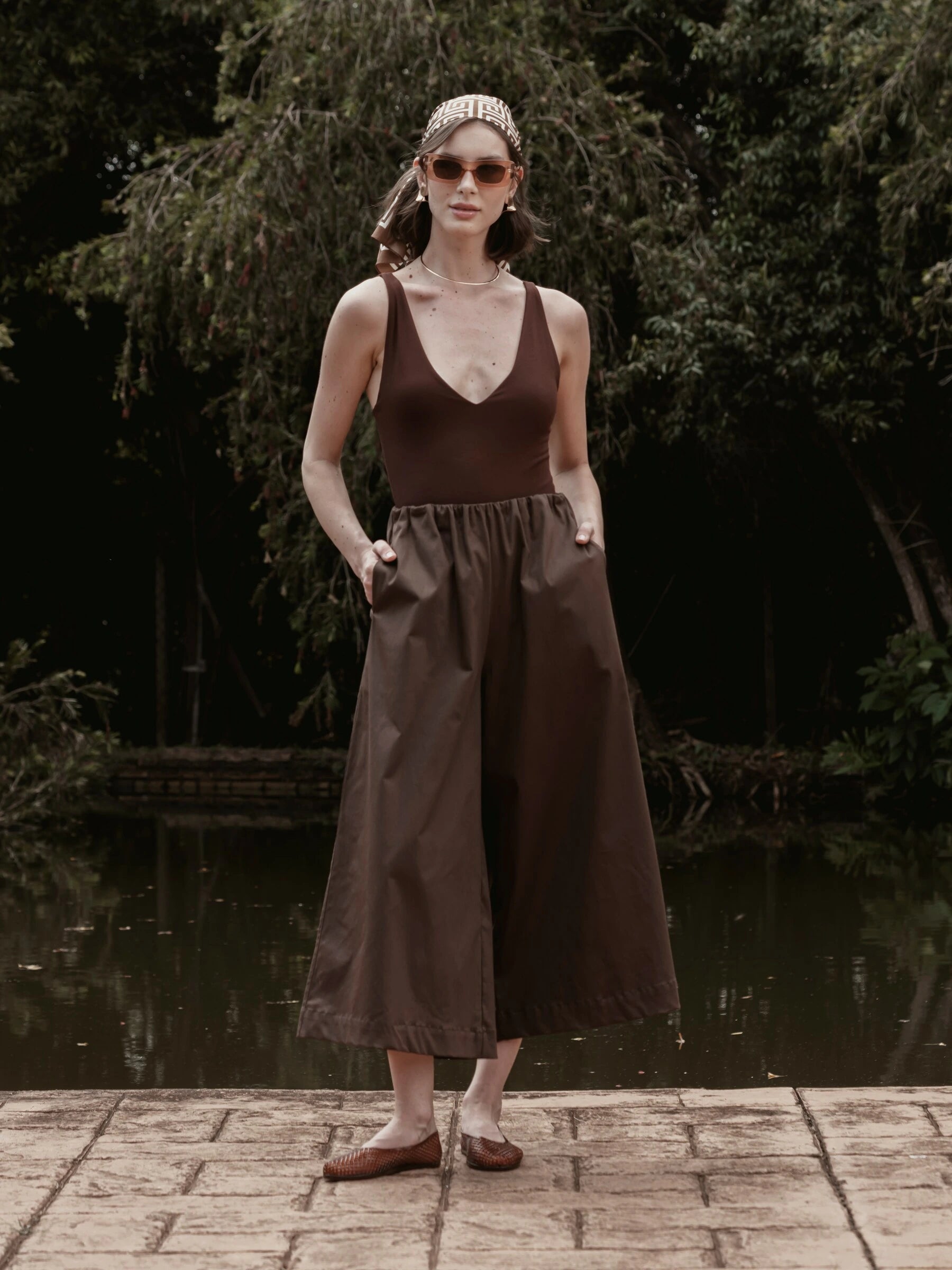 Calça Pantacourt Ipê em Algodão BCI™ Marrom Escuro. Compre online moda sustentável e atemporal na Minimadeia, marca slow fashion de roupas femininas. Foto produto SET26 02