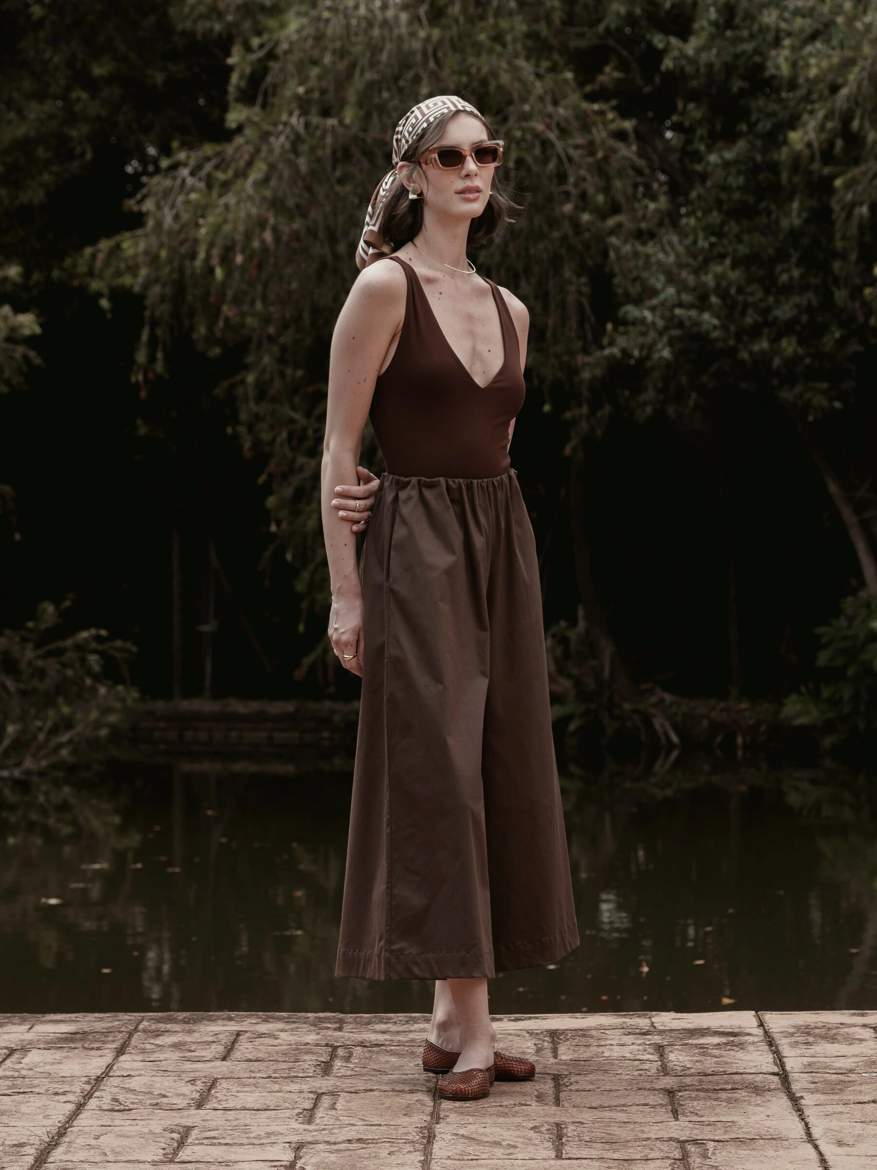 Calça Pantacourt Ipê em Algodão BCI™ Marrom Escuro. Compre online moda sustentável e atemporal na Minimadeia, marca slow fashion de roupas femininas. Foto produto SET26 03
