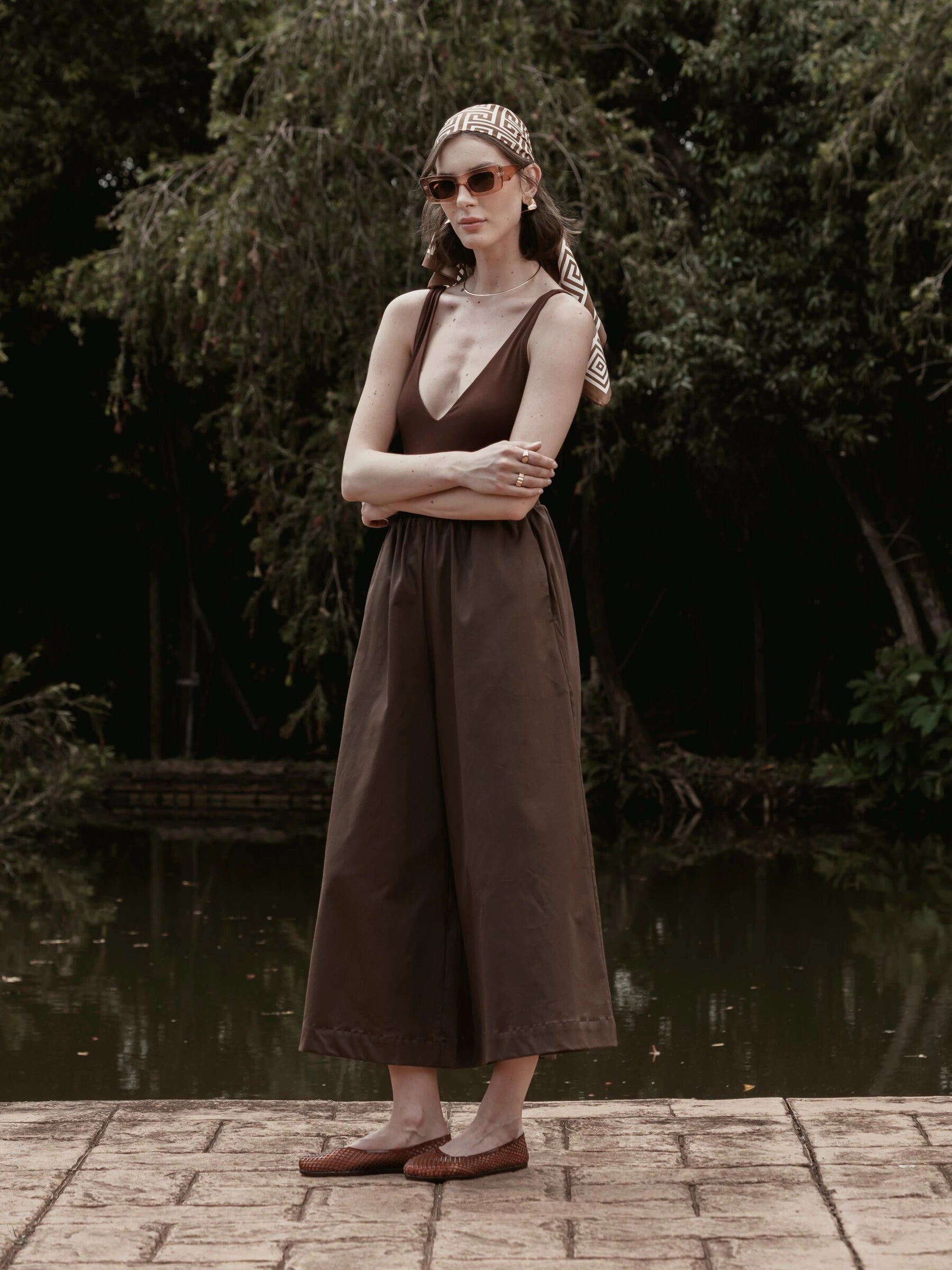 Calça Pantacourt Ipê em Algodão BCI™ Marrom Escuro. Compre online moda sustentável e atemporal na Minimadeia, marca slow fashion de roupas femininas. Foto produto SET26 04