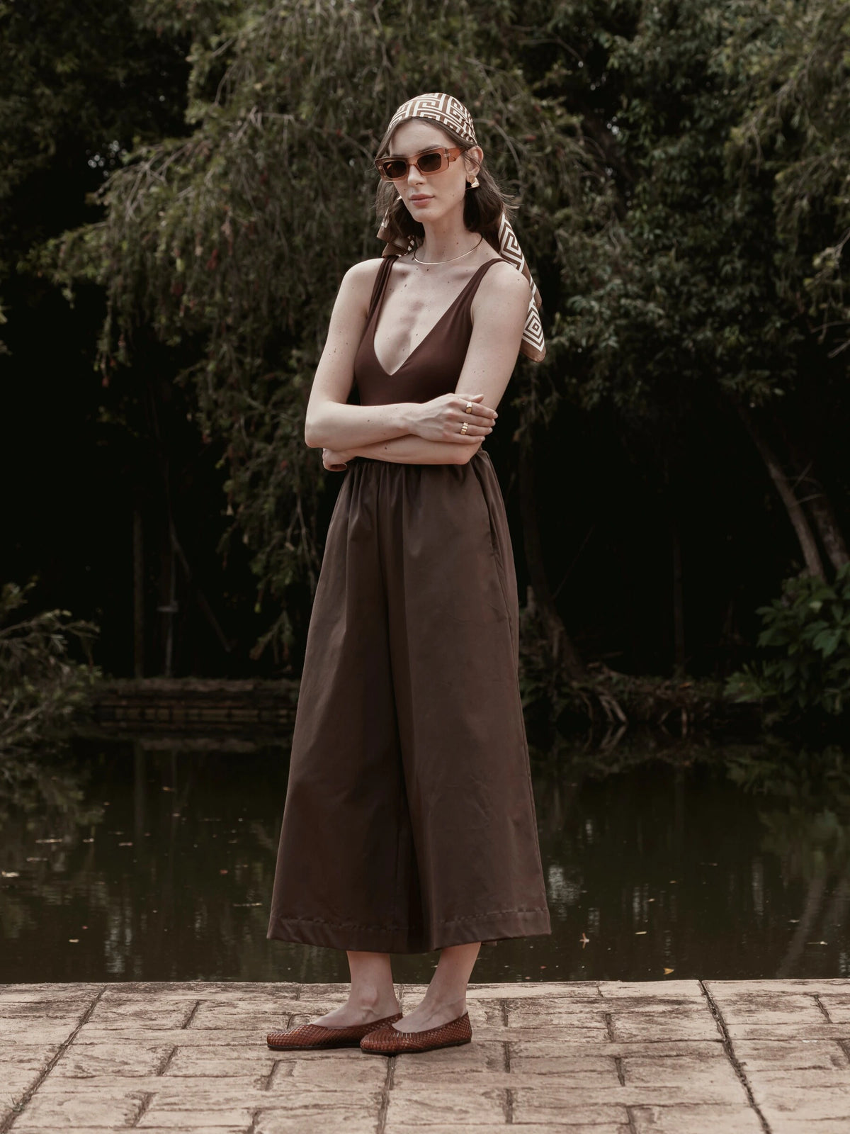 Calça Pantacourt Ipê em Algodão BCI™ Marrom Escuro. Compre online moda sustentável e atemporal na Minimadeia, marca slow fashion de roupas femininas. Foto produto SET26 04