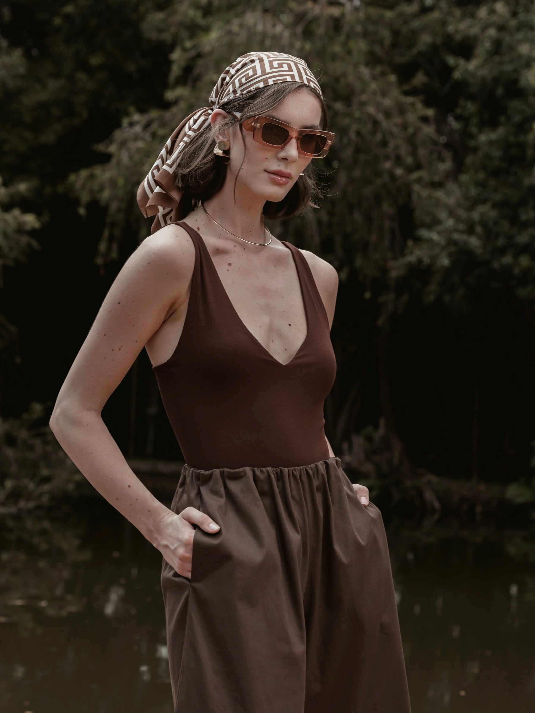 Calça Pantacourt Ipê em Algodão BCI™ Marrom Escuro. Compre online moda sustentável e atemporal na Minimadeia, marca slow fashion de roupas femininas. Foto produto SET26 06