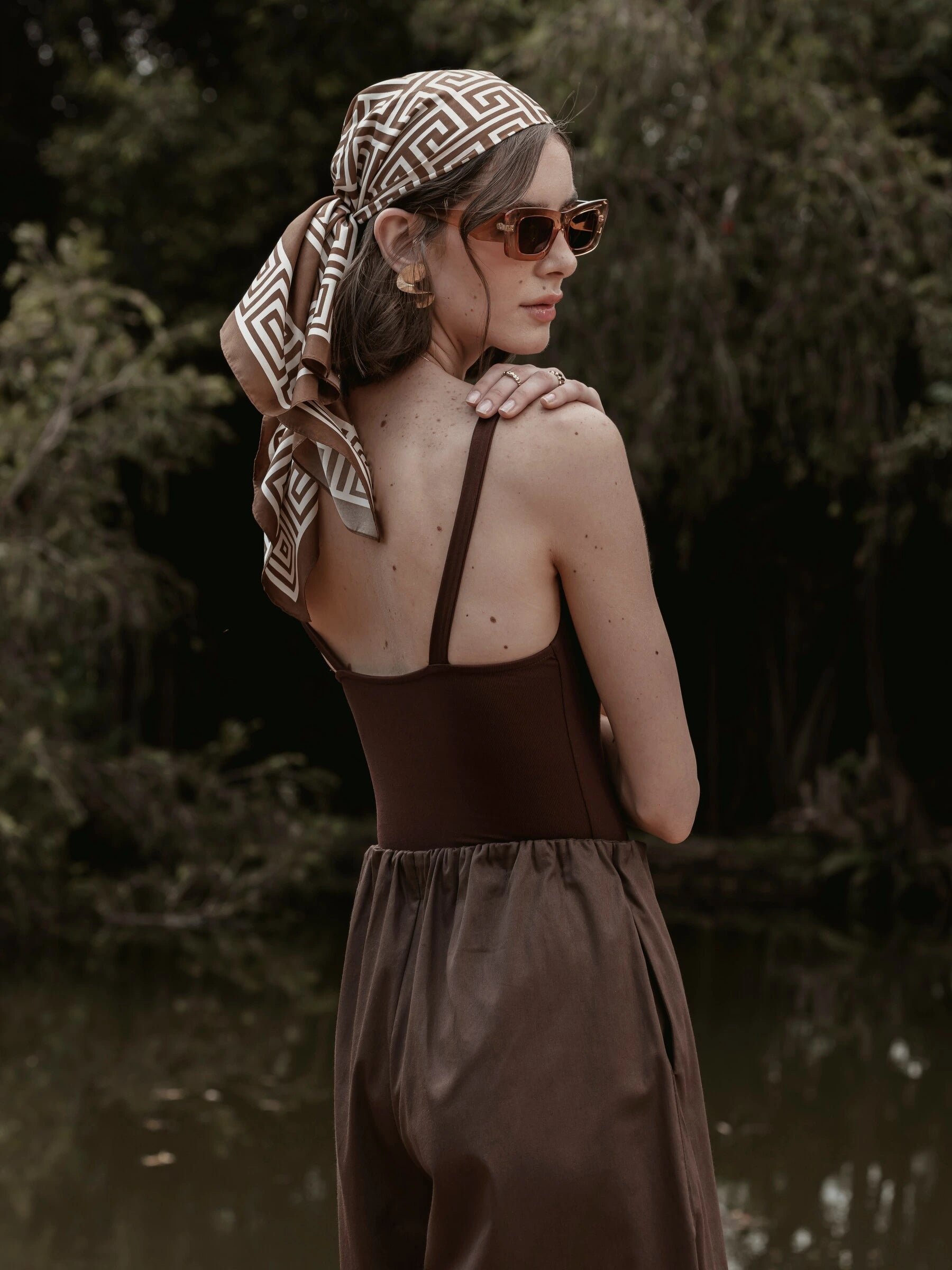 Calça Pantacourt Ipê em Algodão BCI™ Marrom Escuro. Compre online moda sustentável e atemporal na Minimadeia, marca slow fashion de roupas femininas. Foto produto SET26 07