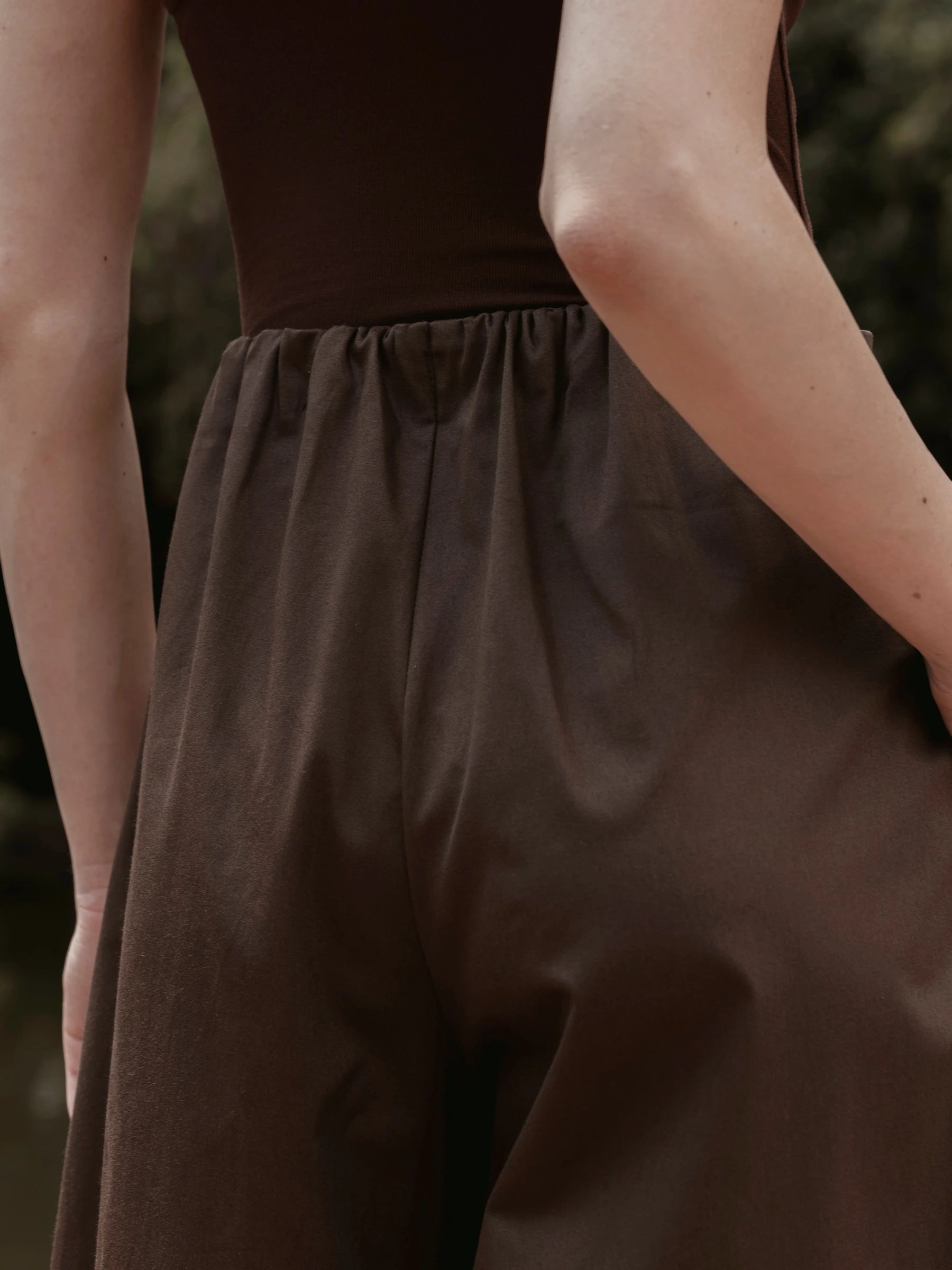 Calça Pantacourt Ipê em Algodão BCI™ Marrom Escuro. Compre online moda sustentável e atemporal na Minimadeia, marca slow fashion de roupas femininas. Foto produto SET26 08