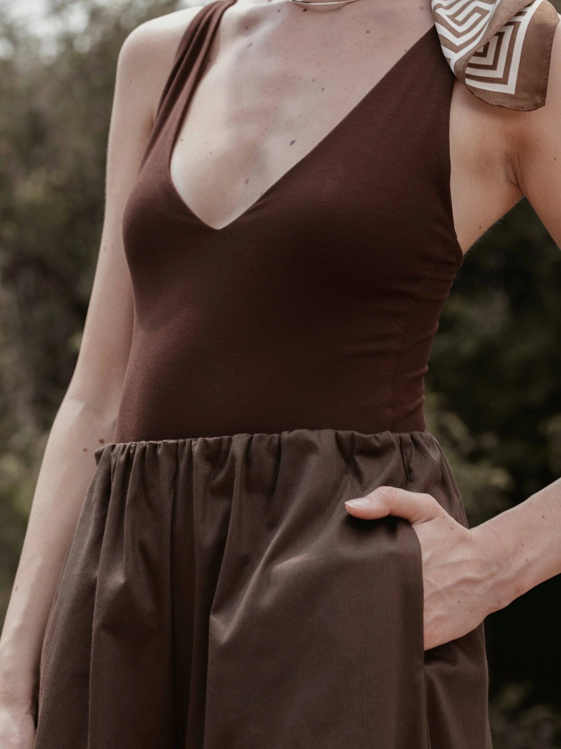 Calça Pantacourt Ipê em Algodão BCI™ Marrom Escuro. Compre online moda sustentável e atemporal na Minimadeia, marca slow fashion de roupas femininas. Foto produto SET26 09