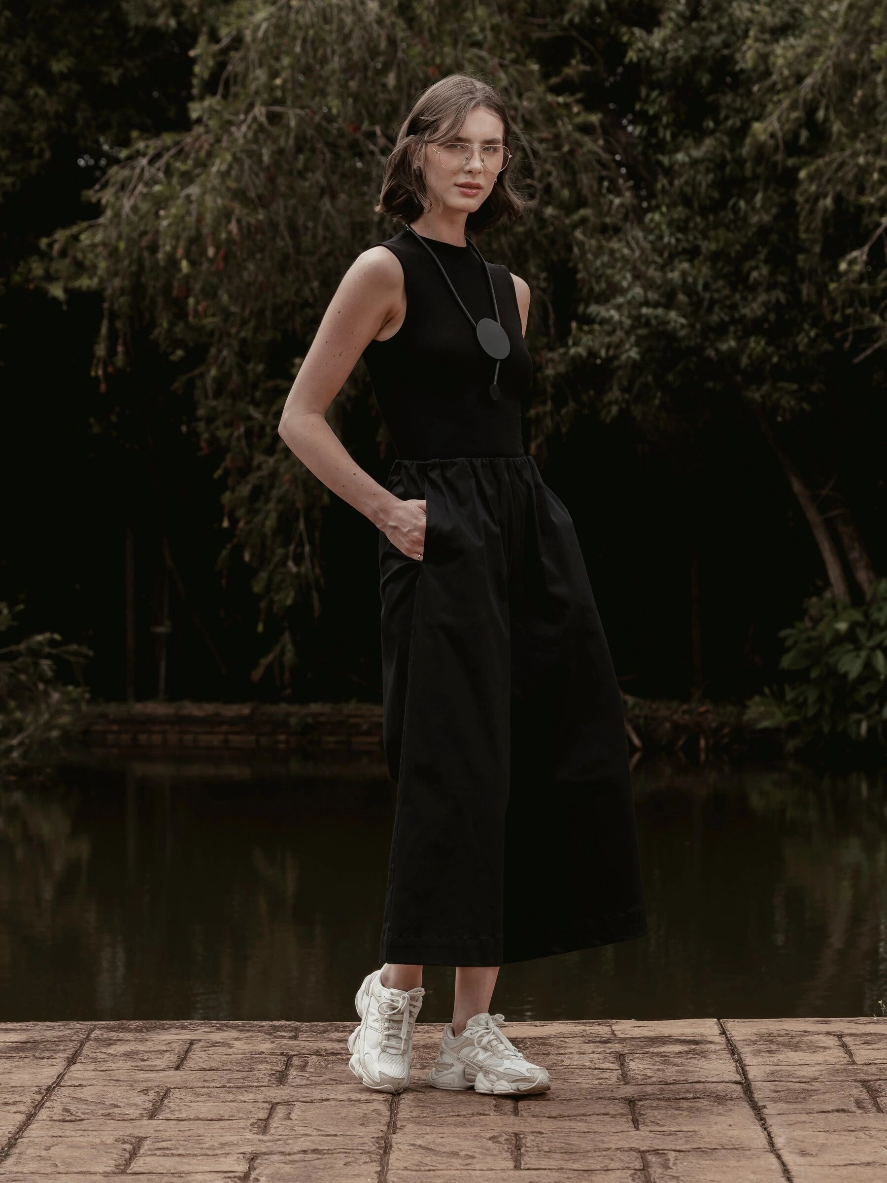Calça Pantacourt Ipê em Algodão BCI™ Preta. Compre online moda sustentável e atemporal na Minimadeia, marca slow fashion de roupas femininas. Foto produto SET26 01
